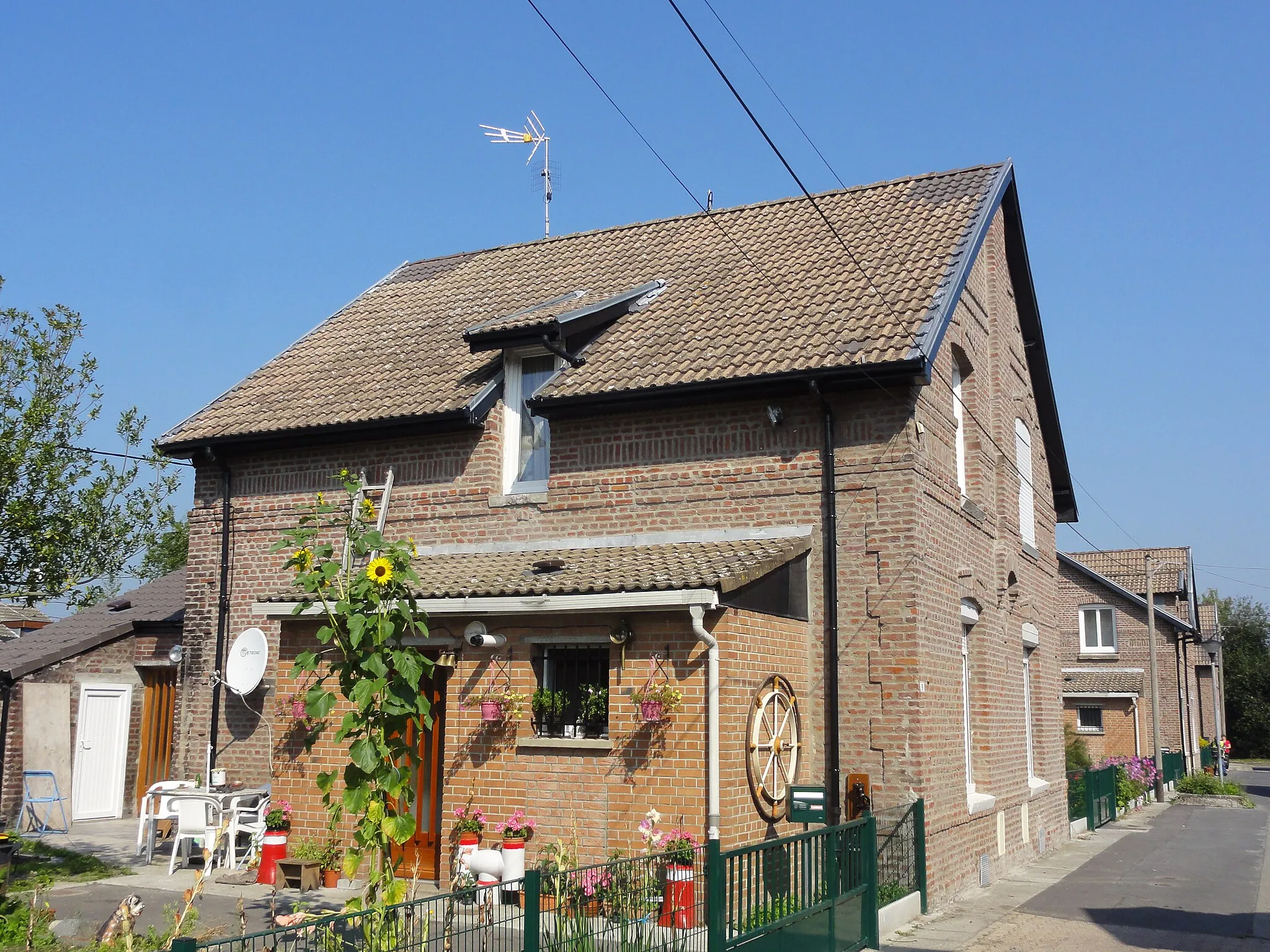 Photo showing: Cités de la Fosse n° 1 - 1 bis de la Compagnie des mines de Crespin, Quiévrechain, Nord, Nord-Pas-de-Calais, France.