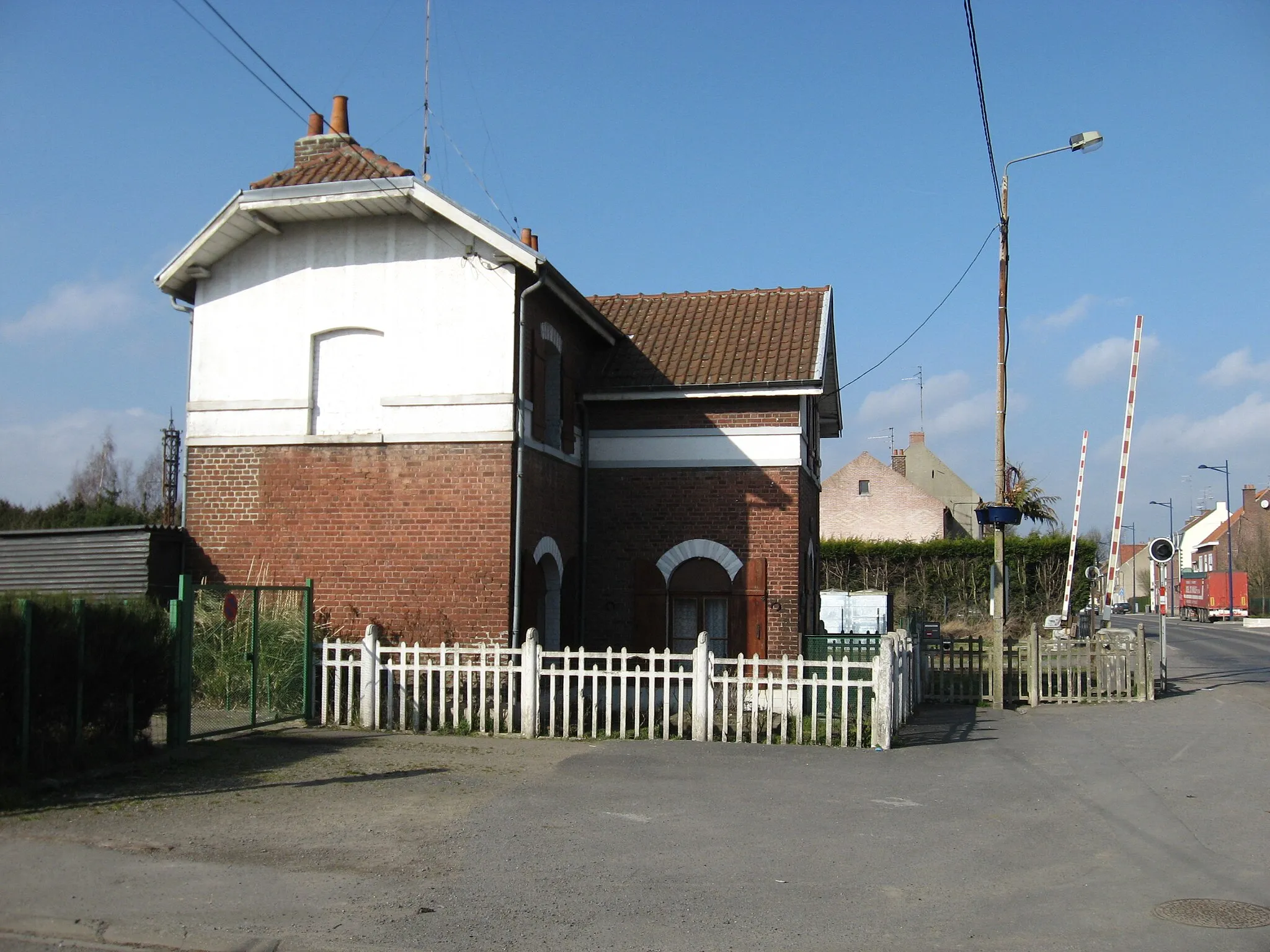 Photo showing: Blanc-Misseron is the border station on the French site off the disused Valenciennes Mons mainline. Opened in 1846. A Level-crossing guardhouse. The bigger stationbuilding no longer exists.