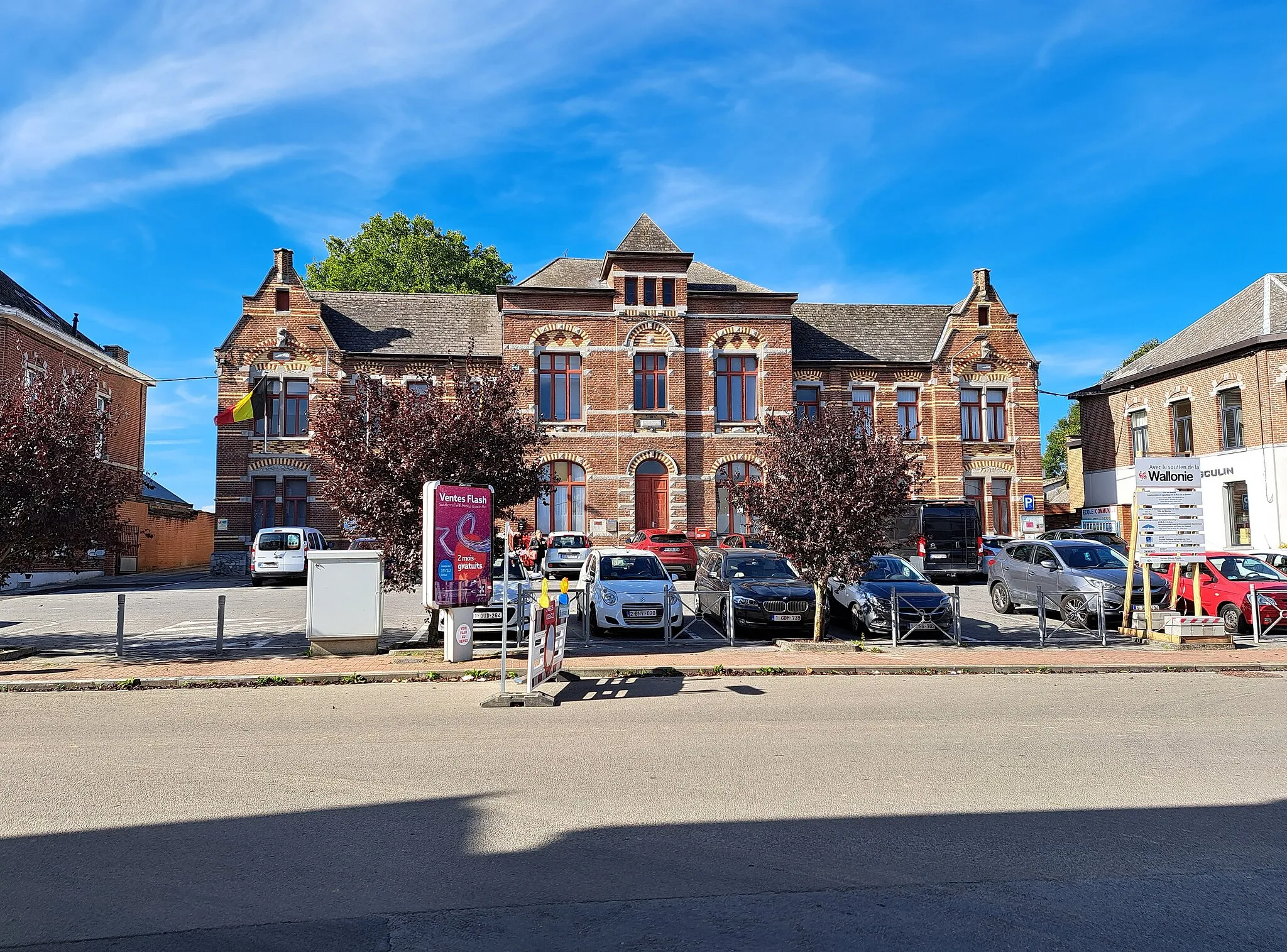 Photo showing: Photo de l'ancienne maison communale de Ressaix, petit village près de Binche, en Belgique.
Photo prise depuis l'avenue Victor Larock (côté ouest).