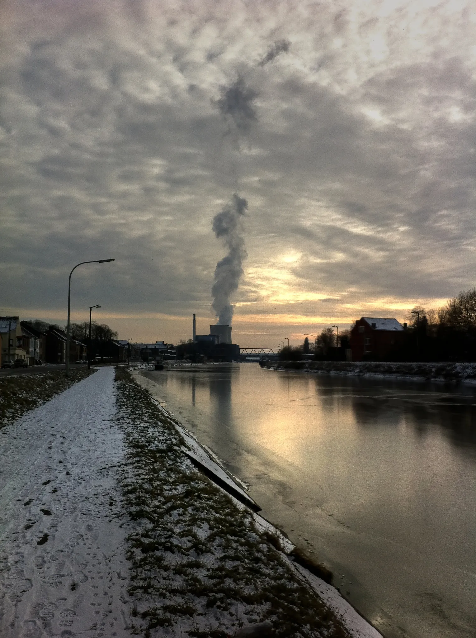 Photo showing: 500px provided description: Centrale thermique Amercoeur [#nuclear ,#power plant ,#pollution ,#toxic ,#usine]