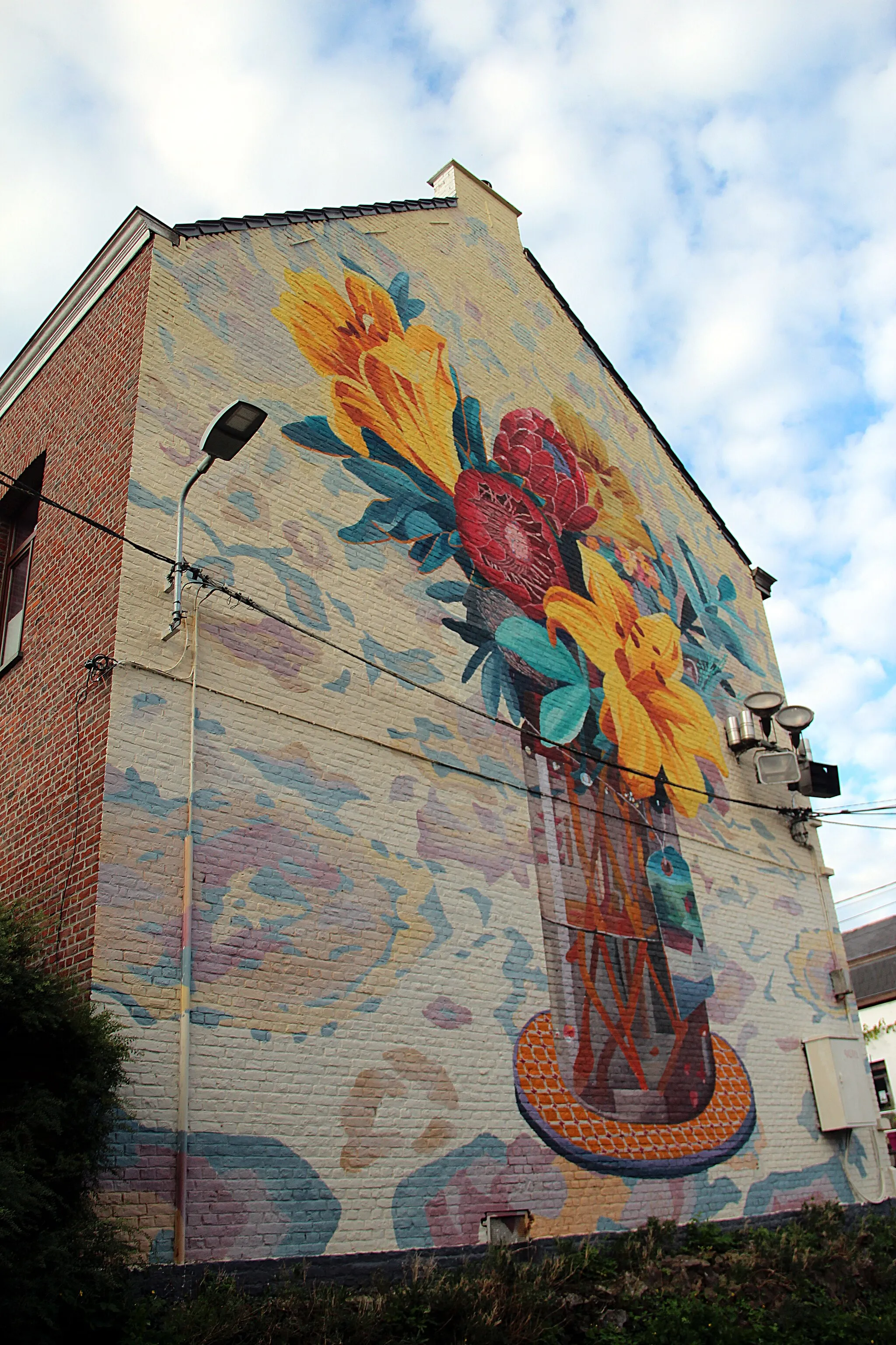 Photo showing: " Trois fleurs de lys et la campagne " mural by Argentine artist Francisco Diaz Scotto (aka Pastel). Artwork made on the south-east wall of the house located at Place de Saint-Denis 3 in Saint-Denis, Mons (Belgium).