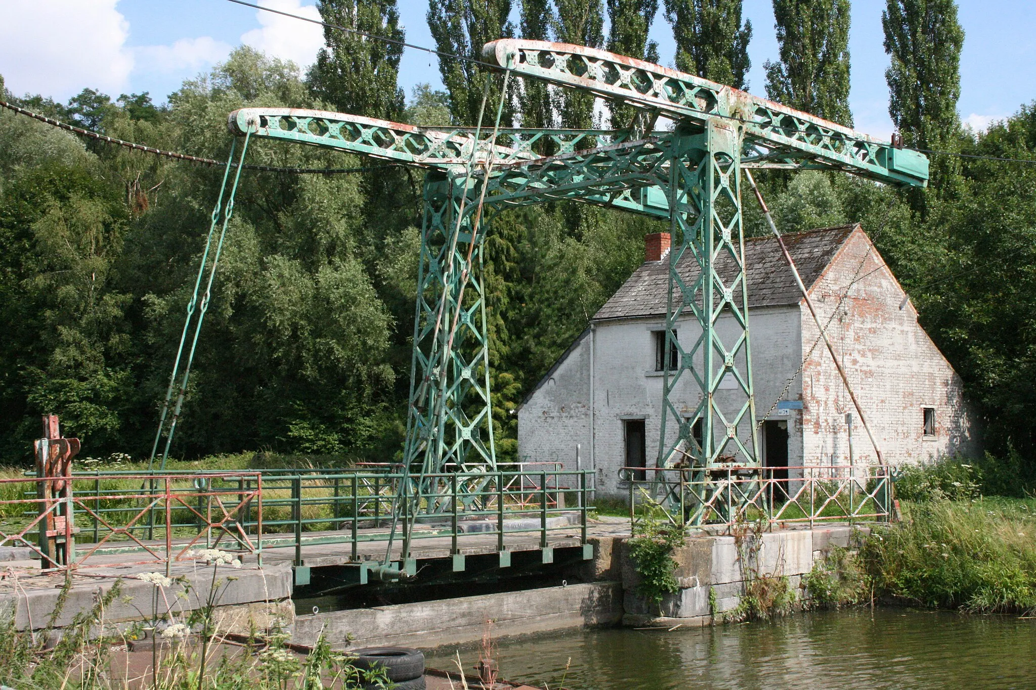 Photo showing: Pont de l'Origine. Ainsi appelé car il était à l'origine du Canal du Centre. Type pont-levis. Commune de Seneffe (province du Hainaut), Belgique