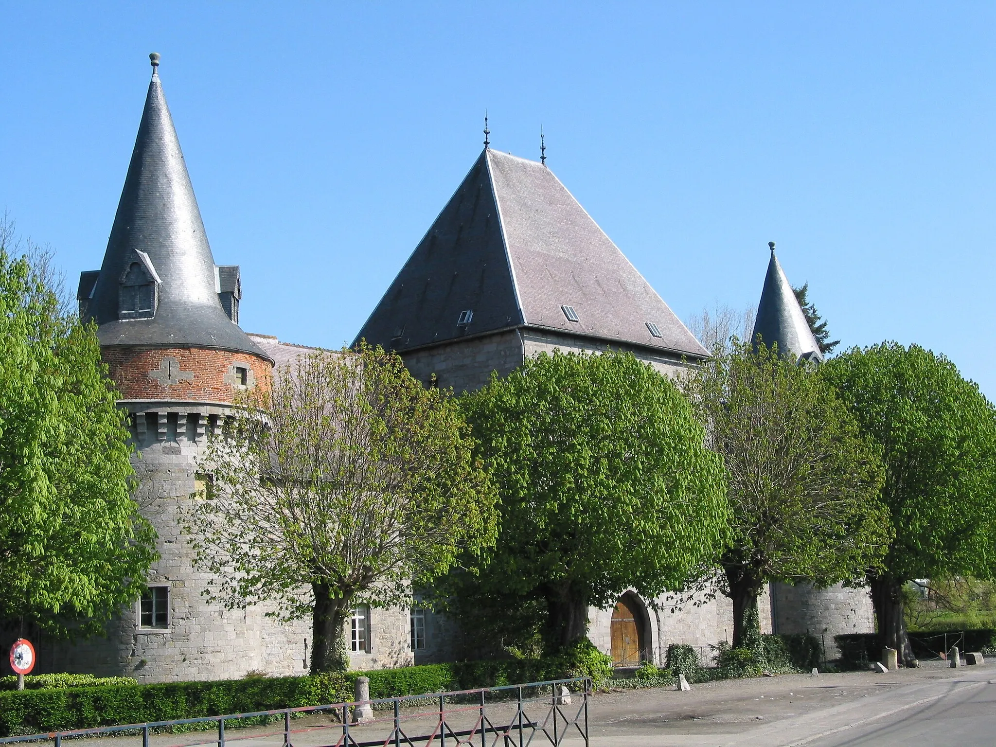 Photo showing: Solre-sur-Sambre (Belgium), the keep and the two southern towers of the castle (XIV/XVIth centuries).