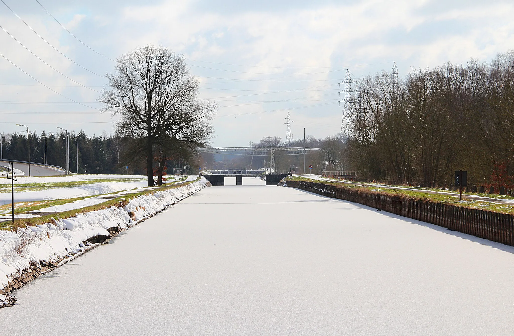 Photo showing: Ville-sur-Haine (Belgium), old section of the Canal du Centre and the Saint-Jean Bridge weighbridges .