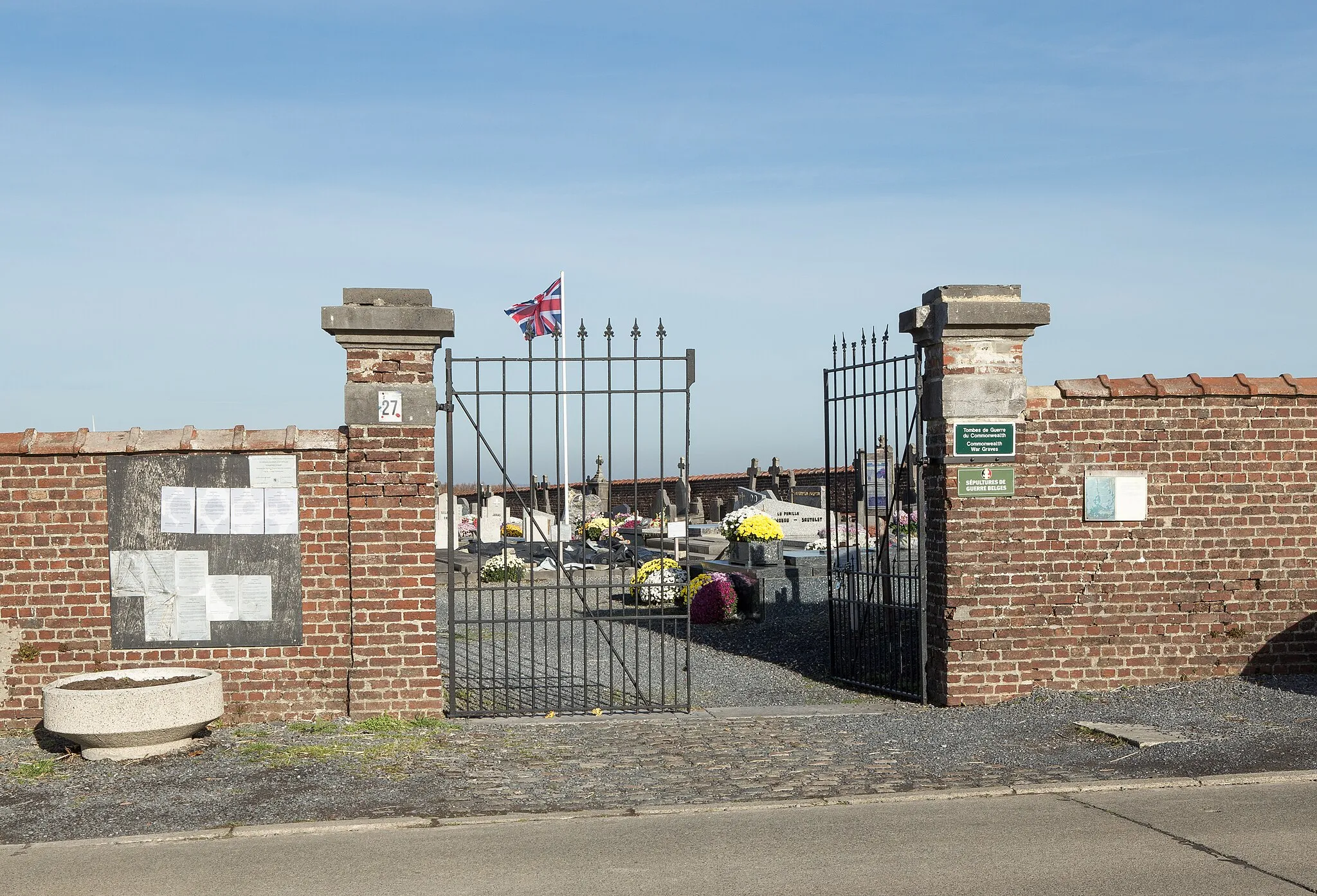 Photo showing: Wiheries Communal Cemetery