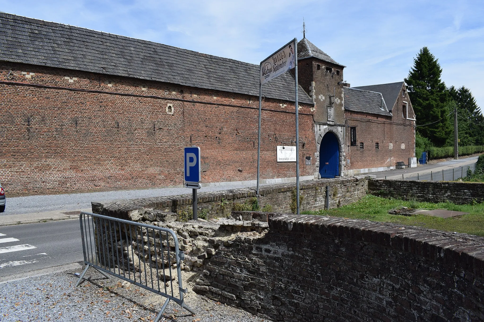 Photo showing: Vue des alentours du château de Waroux, à Alleur dans la commune d'Ans (province de Liège, en Belgique).