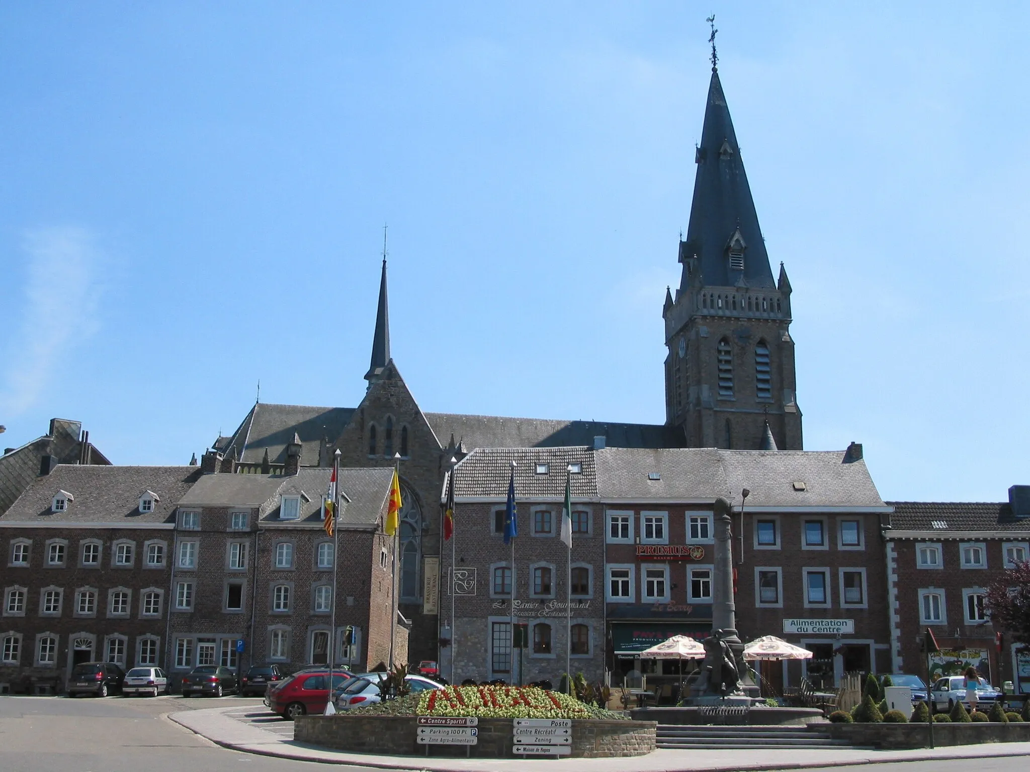 Photo showing: Aubel (Belgium) -  Place Antoine Ernst - The monument to victims of both World Wars and the Church of St. Hubert.