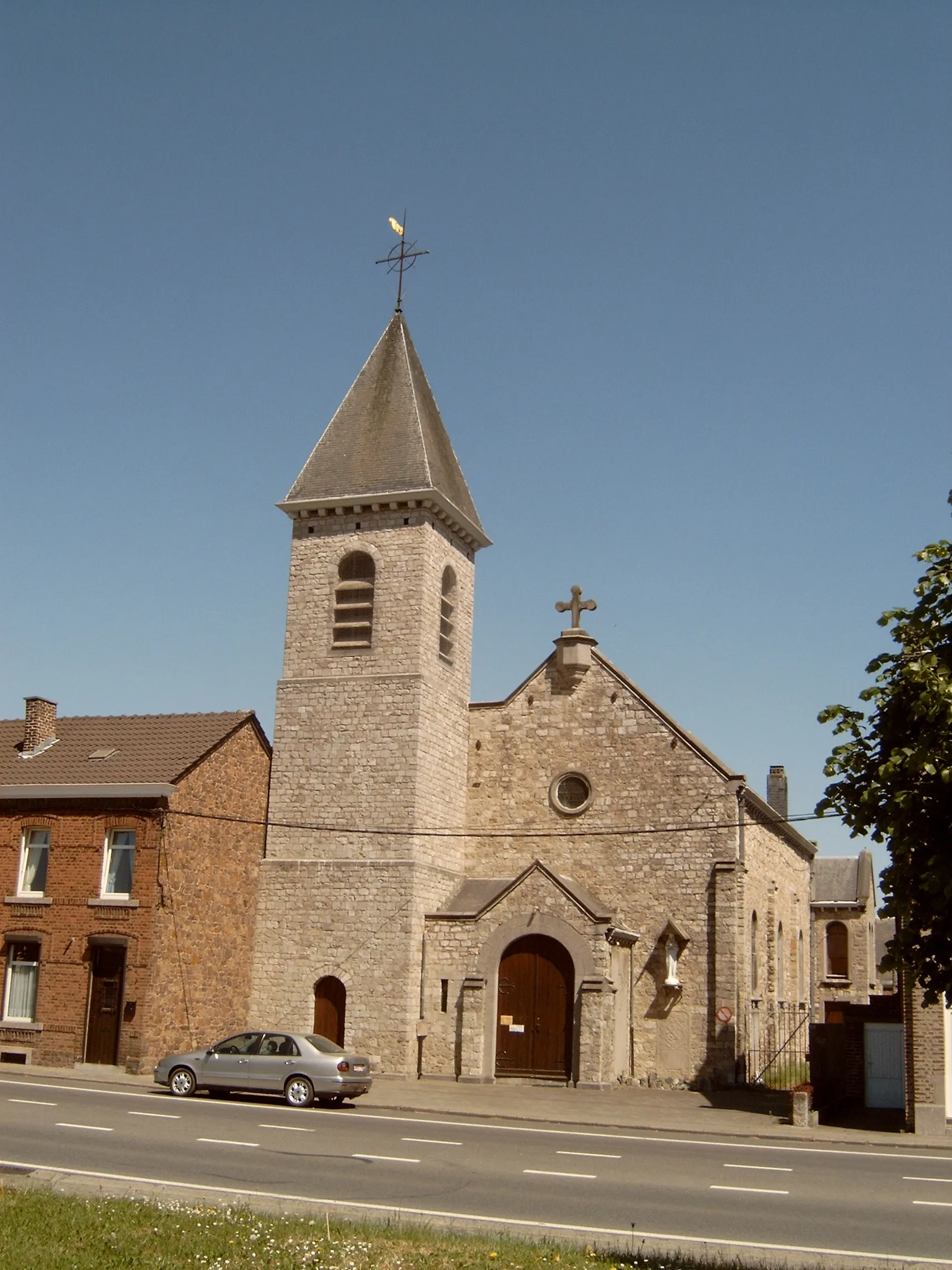 Photo showing: Ahin, church