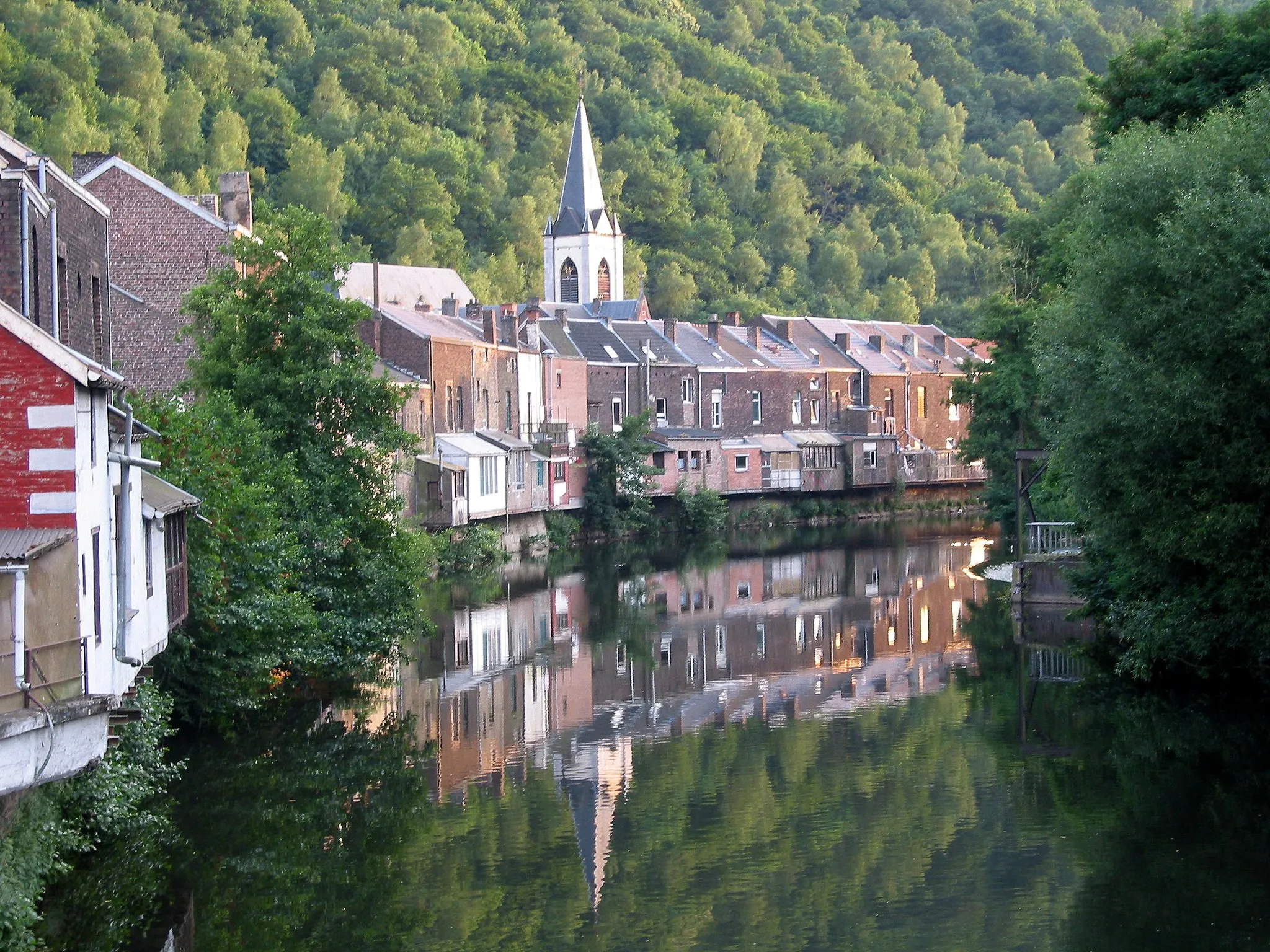 Photo showing: Chaudfontaine (Belgium), reflected image of the Chaudfontaine village in the Vesdre river.