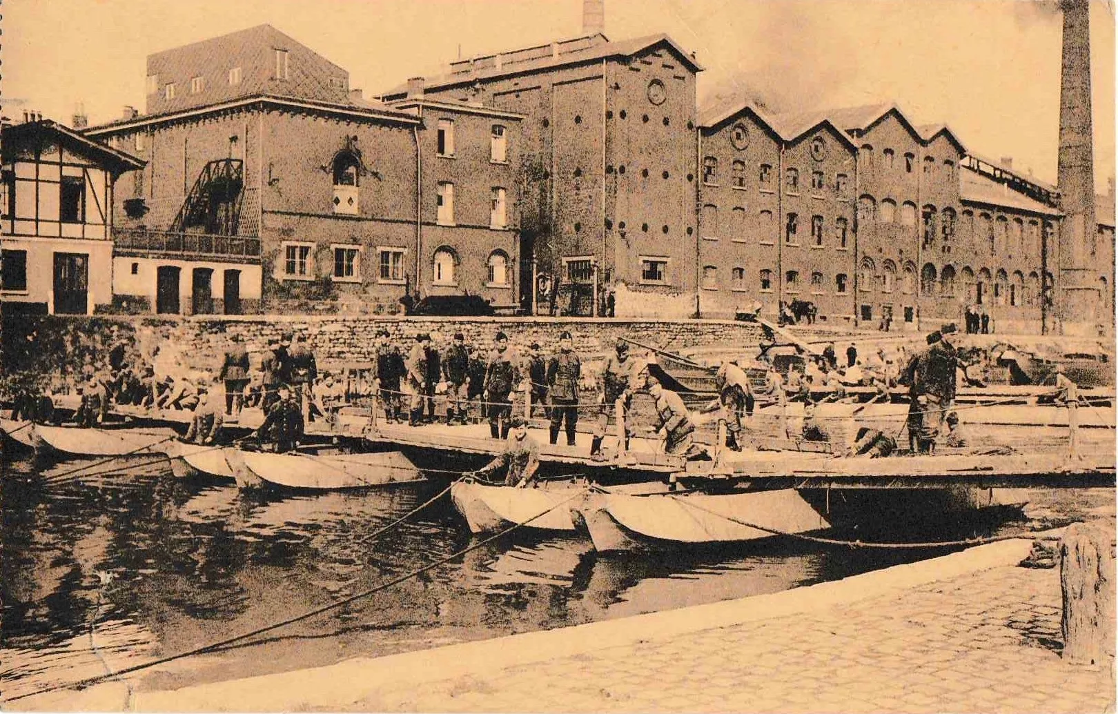 Photo showing: The 3rd French Regiment building a pontoon bridge in 1930. Repeatedly published on geneanet.org under CC-BY-NC-SA 2.0 by Patrick Gaspard (chimay2980)