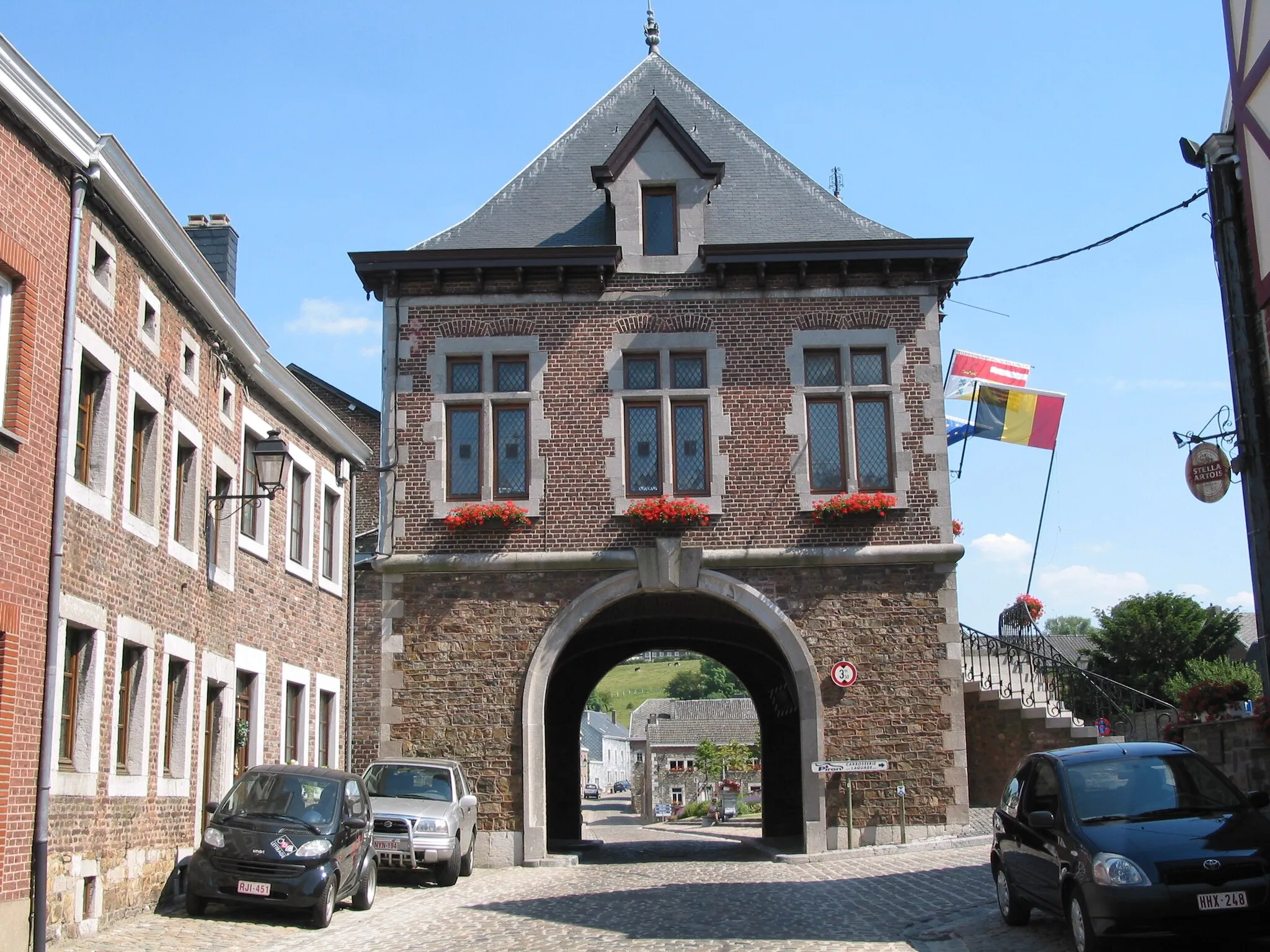 Photo showing: Clermont (Thimister) (Belgium), the town hall (1888) and his porch overhanging the street.
