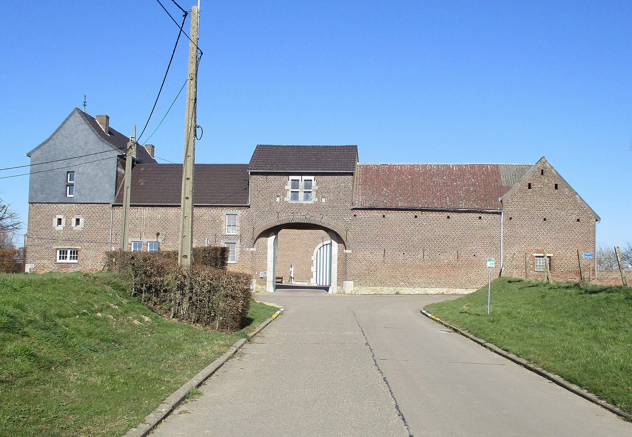 Photo showing: Ferme des Ecoliers à Crisnée, quadrilatère construit au XVIIIe et légèrement transformé au XIXe s.