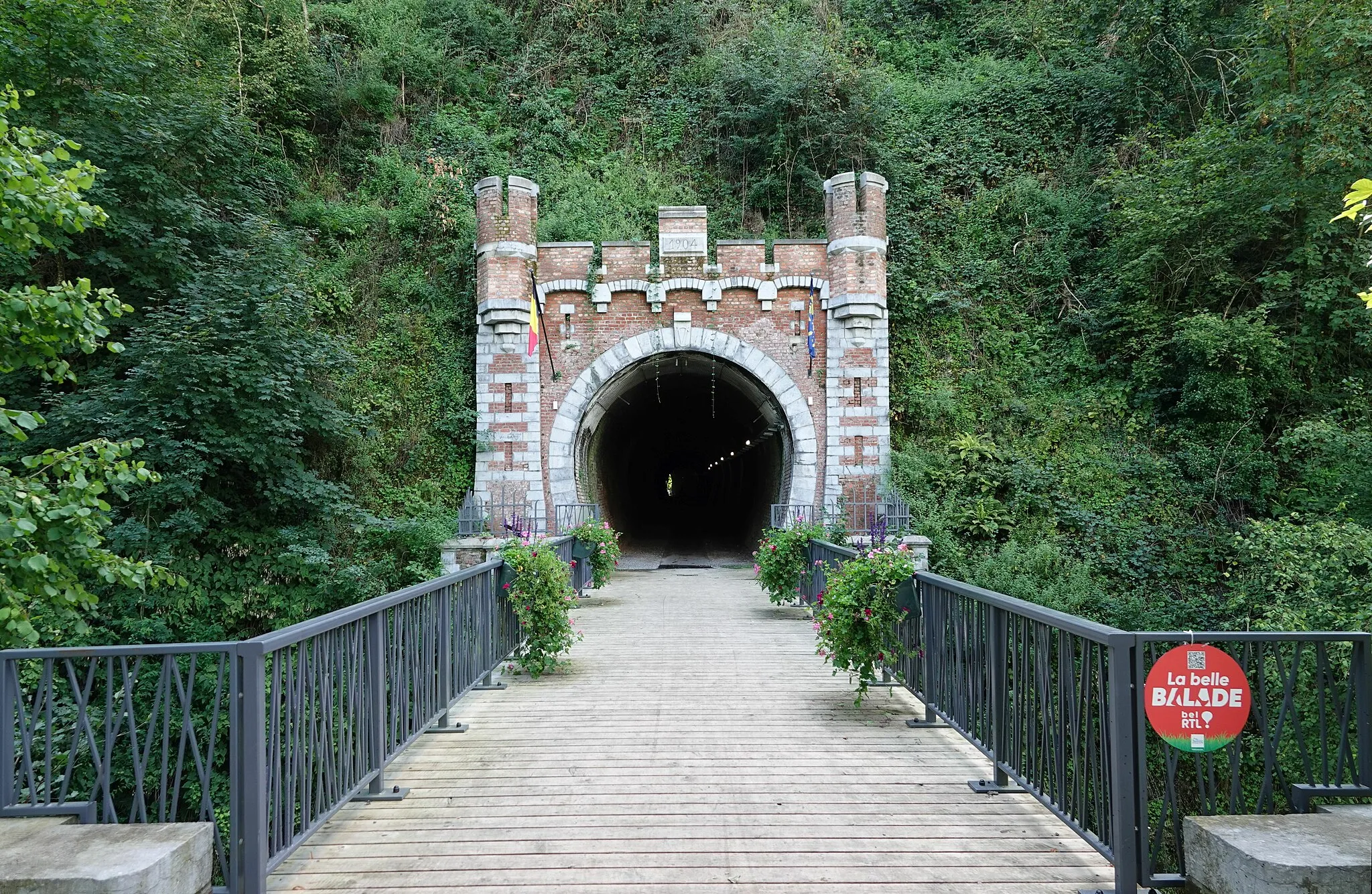 Photo showing: Portalul de nord al fostului tunel feroviar Dahlem (în lungime de 144 de metri), construit în 1904 pentru linia de tramvai vicinal 466A.