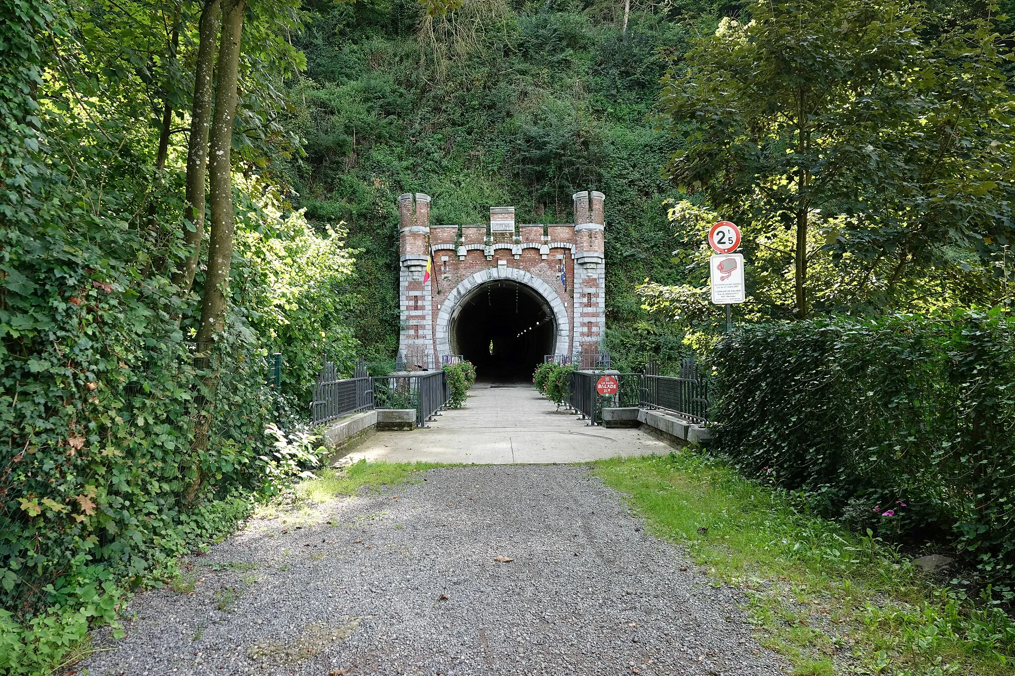 Photo showing: Portalul de nord al fostului tunel feroviar Dahlem (în lungime de 144 de metri), construit în 1904 pentru linia de tramvai vicinal 466A.