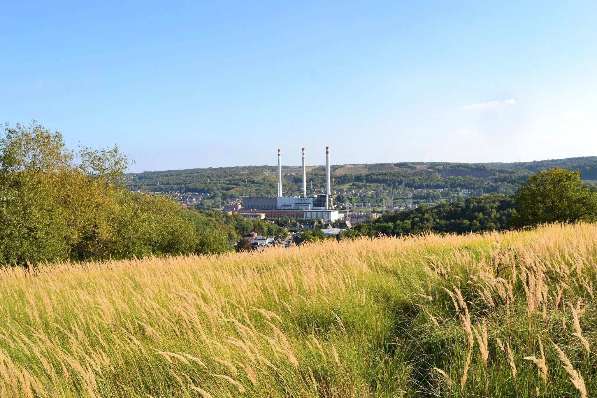 Photo showing: Awirs Power Station, from the Plateau des Fagnes, close to the Schmerling Caves, place of the first discovered neandertalian remains by Philippe-Charles Schmerling in 1830 - Awirs, Flémalle / Engis, Liège, Belgium