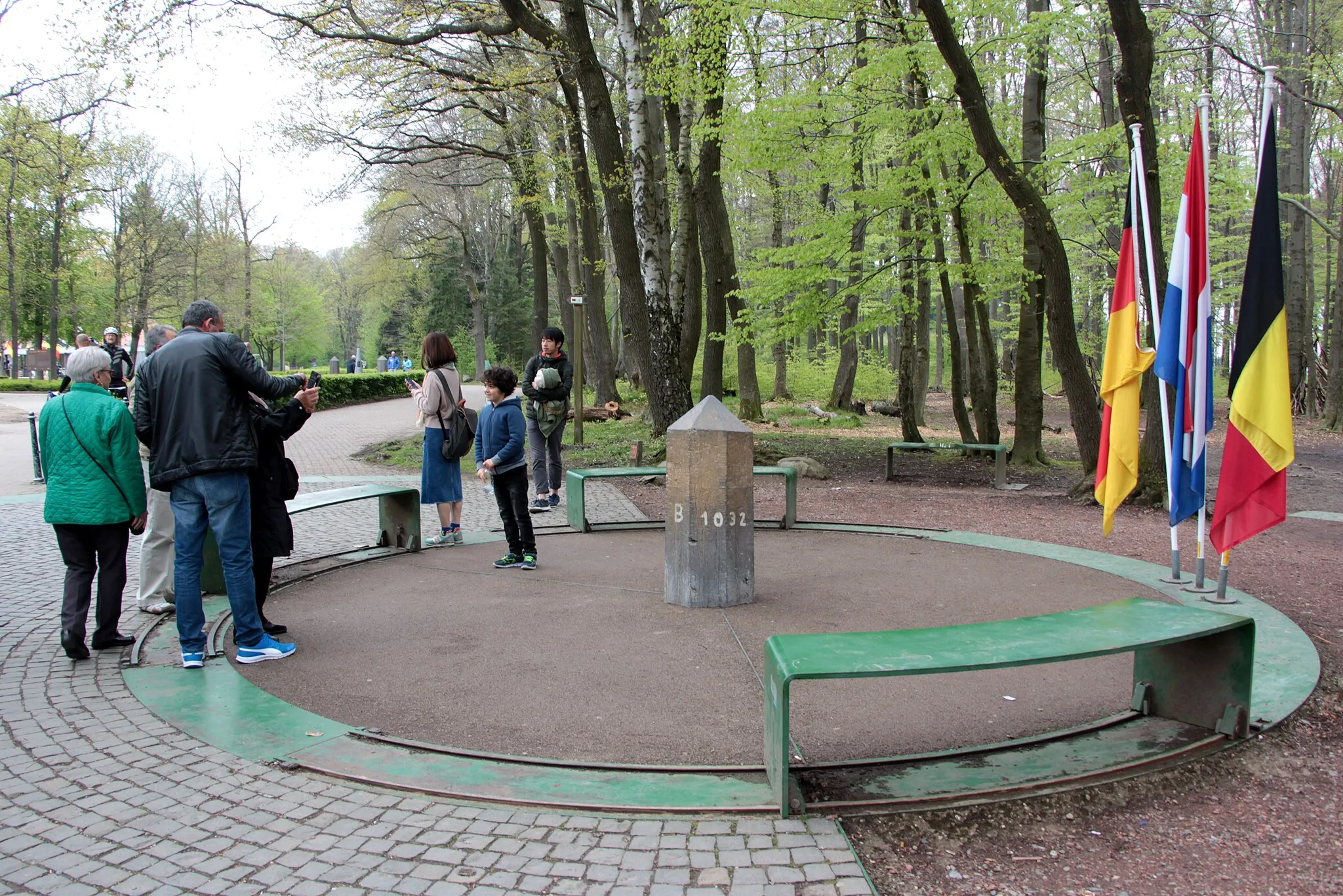 Photo showing: Vaalserberg, im Mai 2018. Dreiländerpunkt (Dreiländereck) mit Flaggen