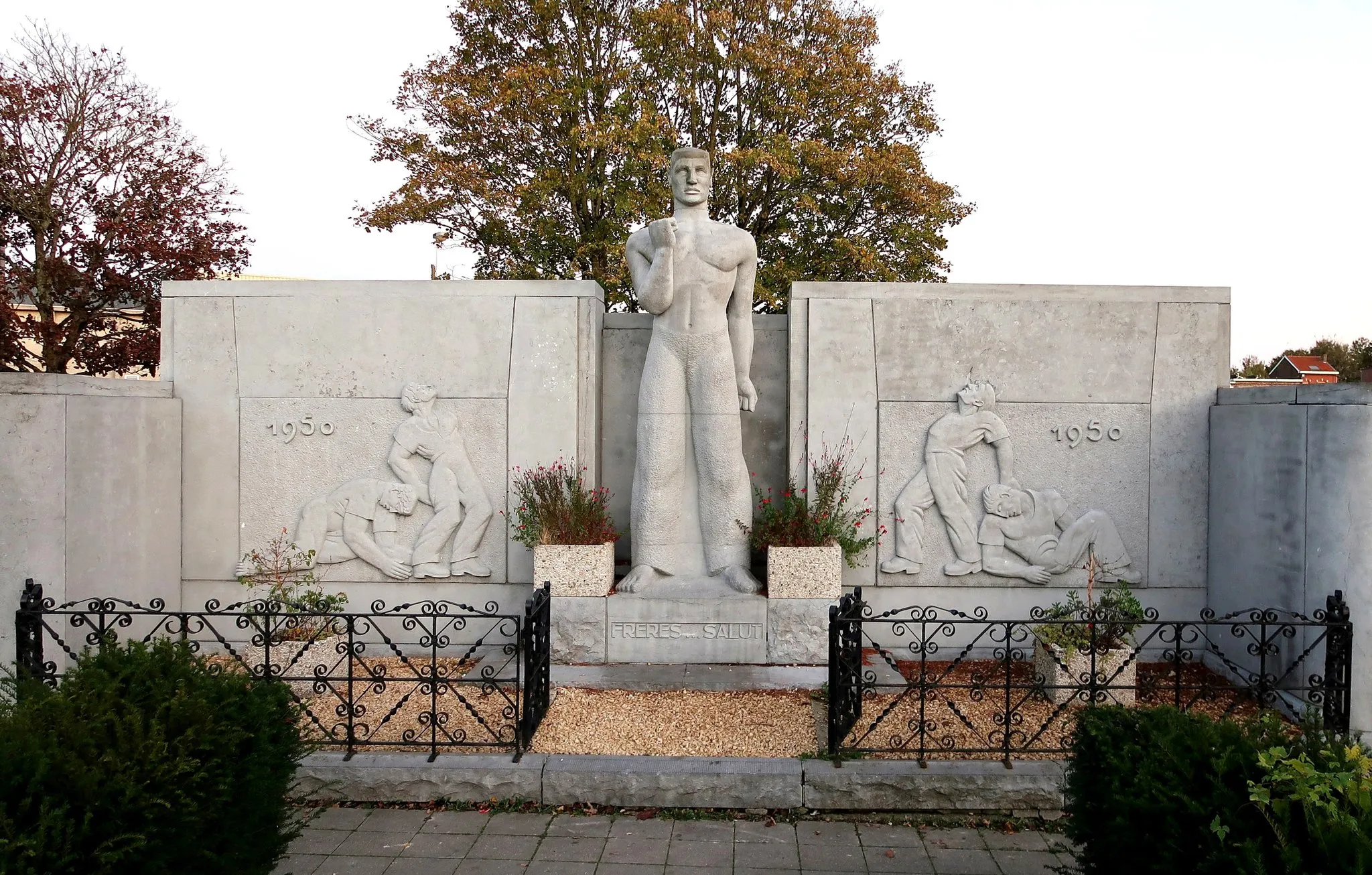 Photo showing: Monument in Grace-Berleur bij Luik voor 4 mannen gedood door de Rijkswacht in 1950 bij een manifestatie tegen de terugkeer van Leopold III op de Belgische troon (de zogenaamde Koningsskwestie).