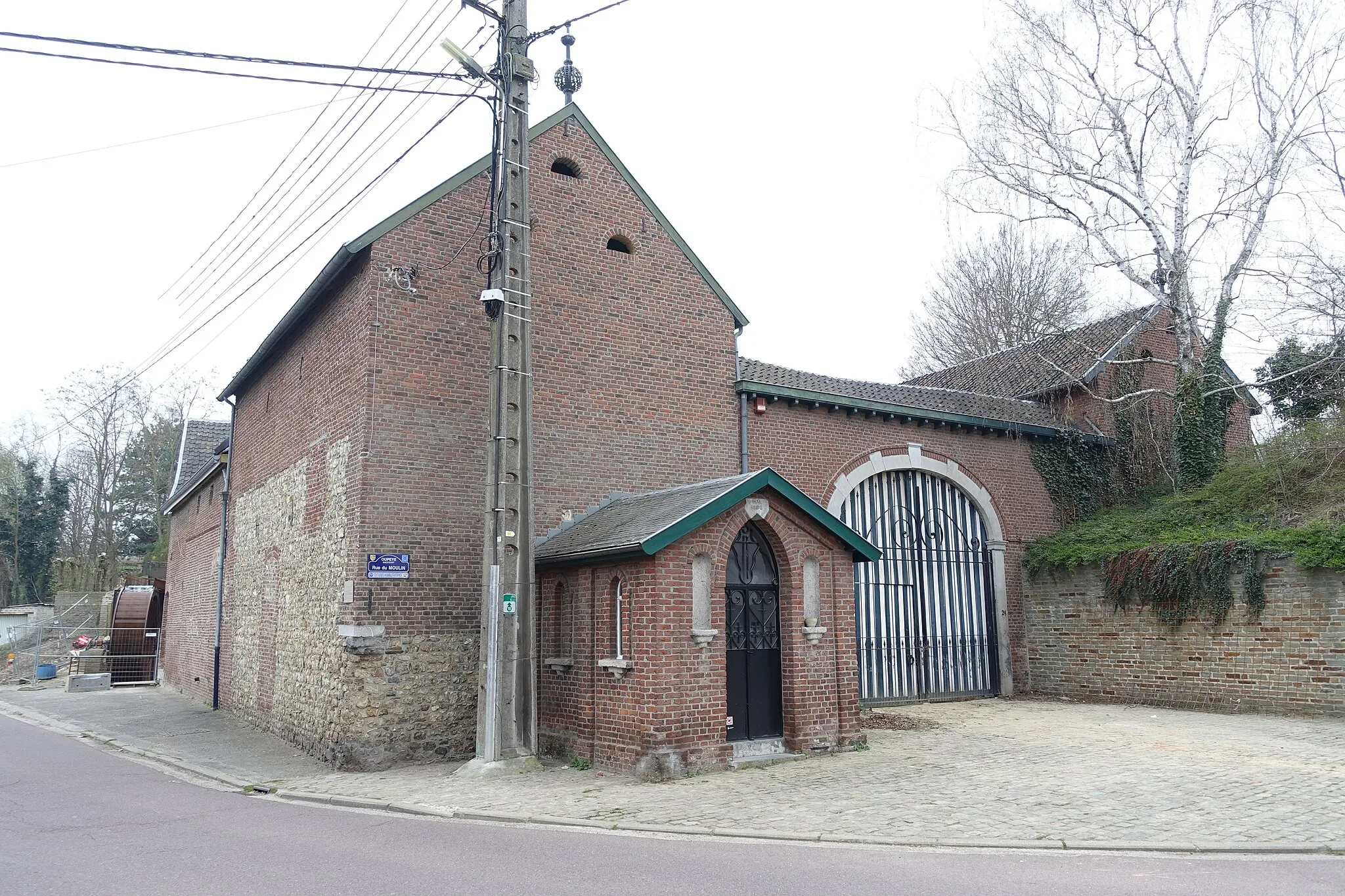 Photo showing: Watermolen Valoir met gesloten hoeve en kapel, reeds vermeld in 1417, in  Haccourt (Oupeye)