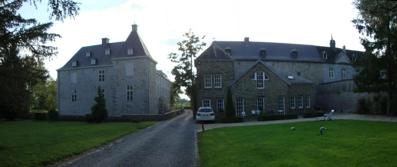 Photo showing: Ruyff castle to Henry Kapelle (Welkenraedt). The entrance building and the west wing dates from the early 19th century, but the beautiful East Wing is older and dates from 1716. Some parts of the 14th century.