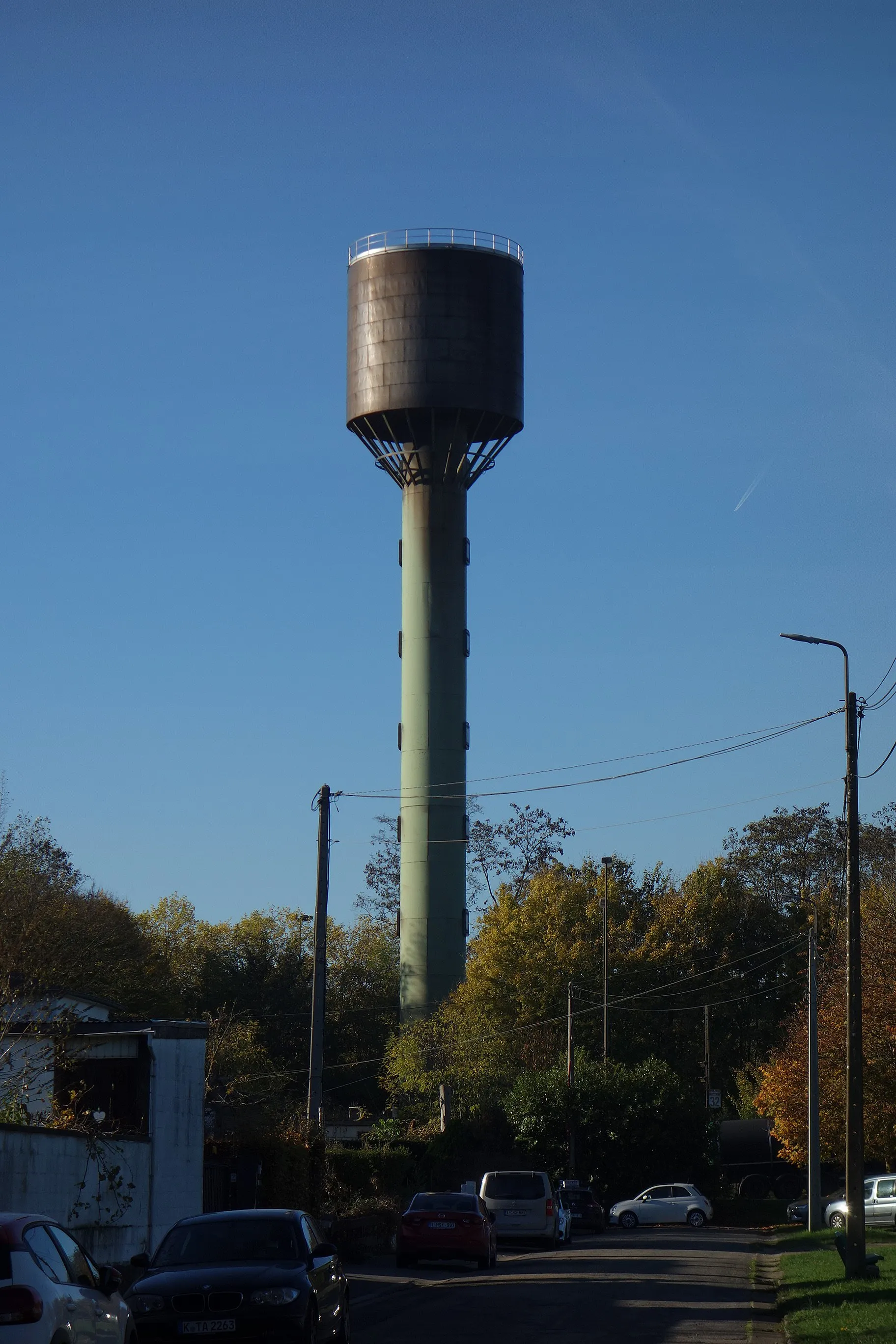 Photo showing: Watertoren van staalfabriek Chertal op het gelijknamige eiland, in Hermalle-sous-Argenteau, in november 2022.