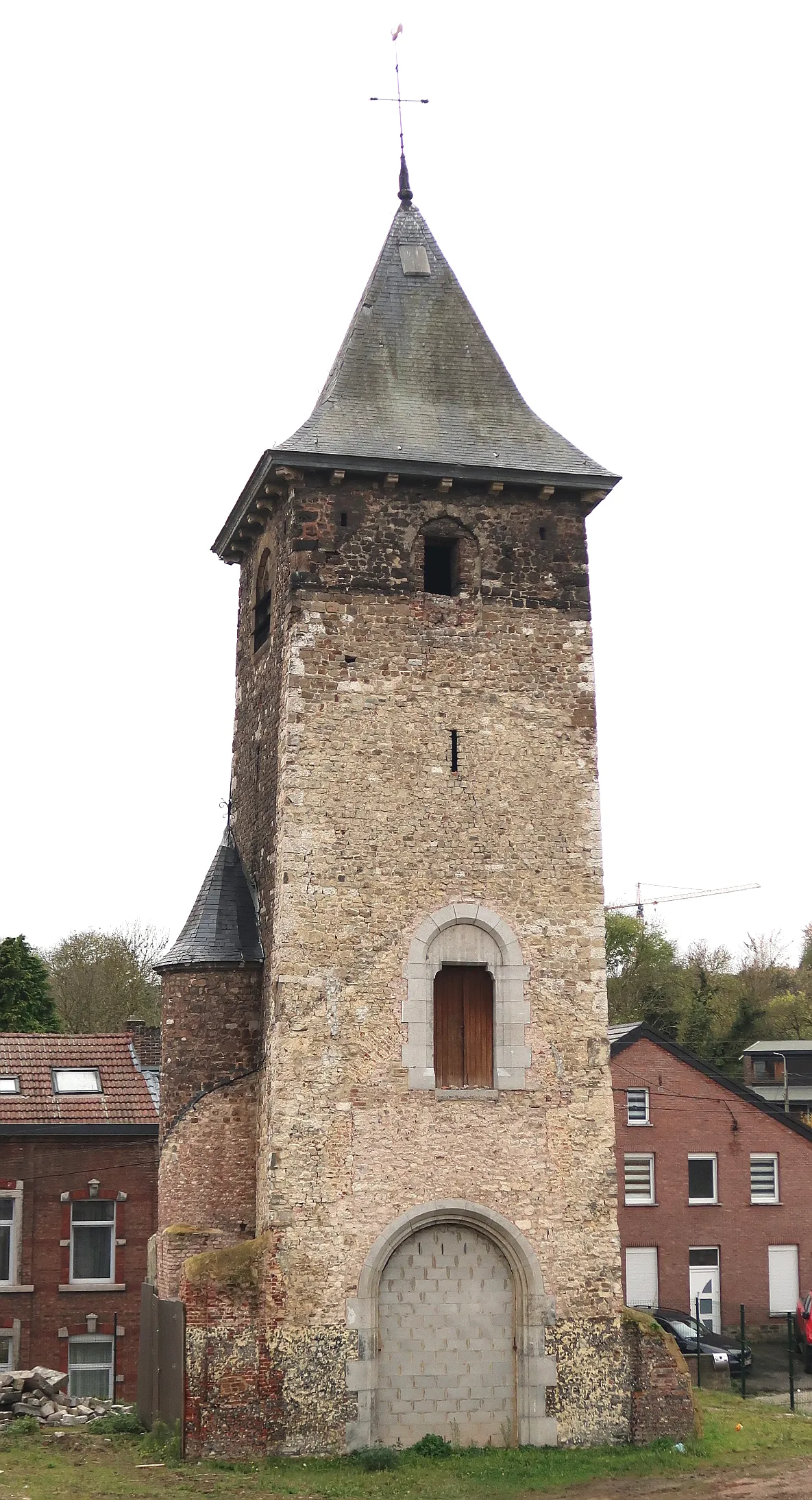 Photo showing: Romaanse kerktoren en torentje van de in 2017 gesloopte Sint-Pieterskerk van Hollogne-aux-Pierres omwille van instortingsgevaar na de aardbeving in het Luikse in 1983.