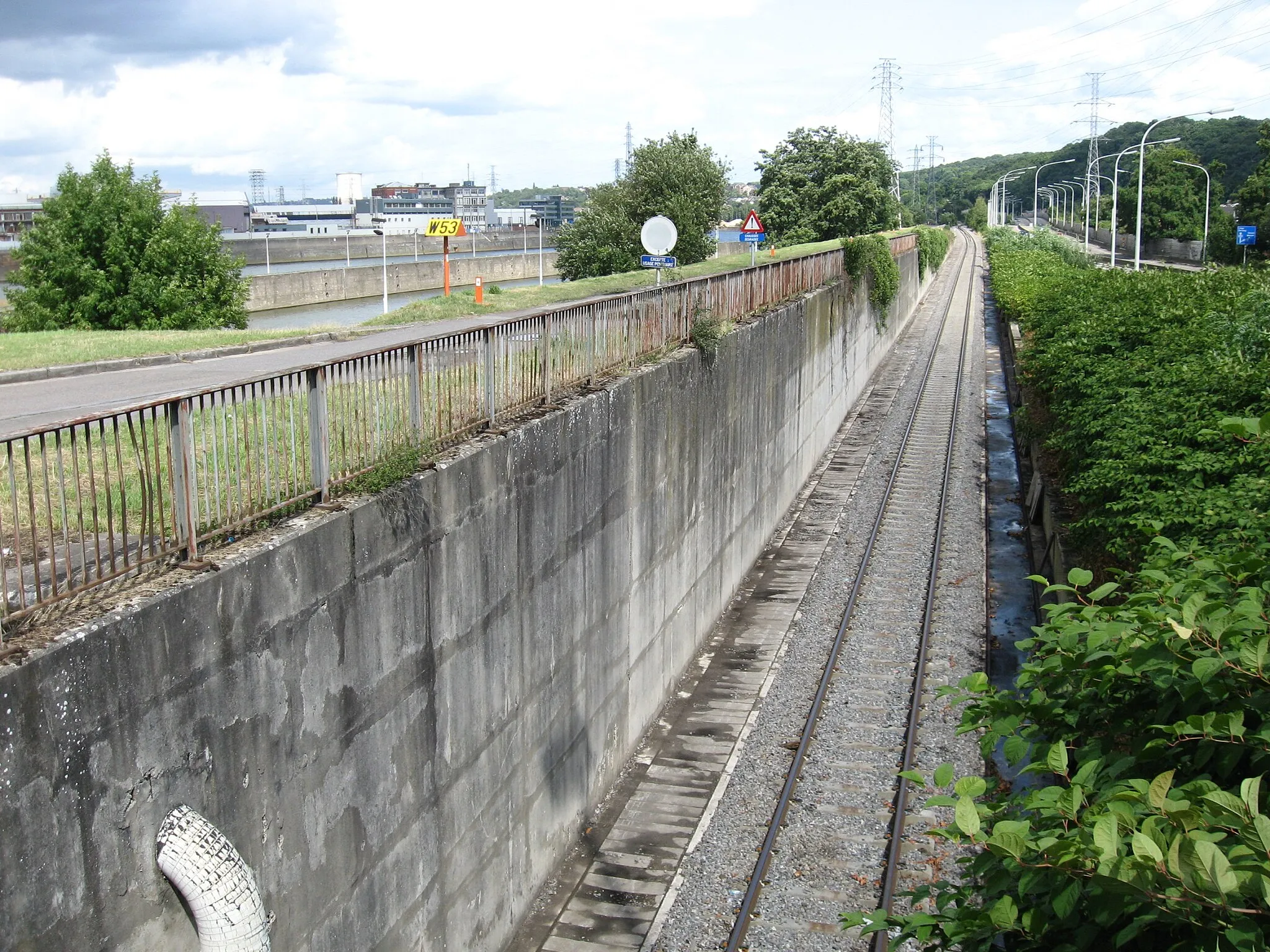 Photo showing: Industrial sliding line 285 close to the "Meuse" river. Taken close to the bridge over the Meuse river by Flémalle Haute.