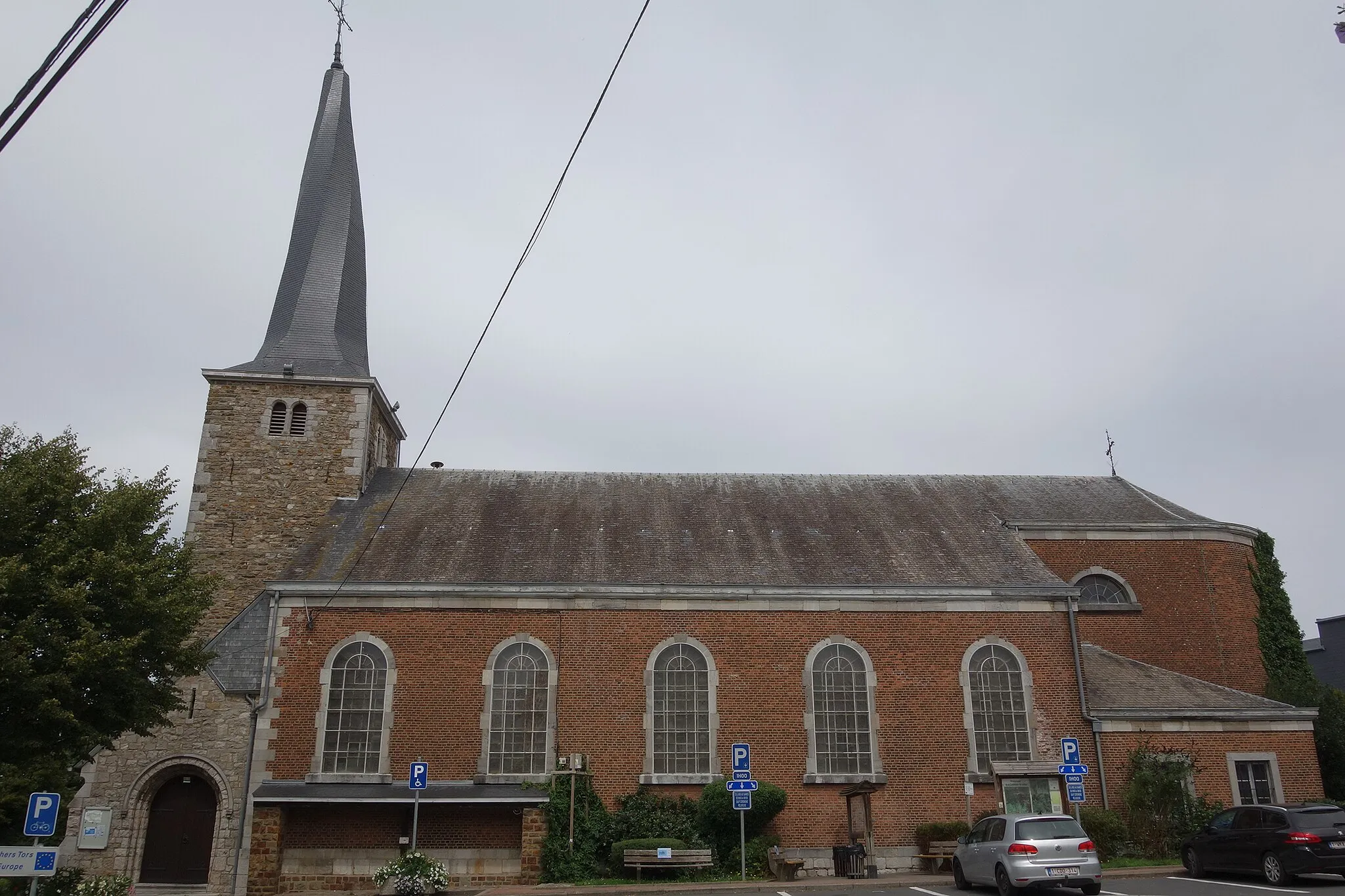 Photo showing: Zuidzijde van de Sint-Michielskerk in Jalhay, België, in juli 2020.