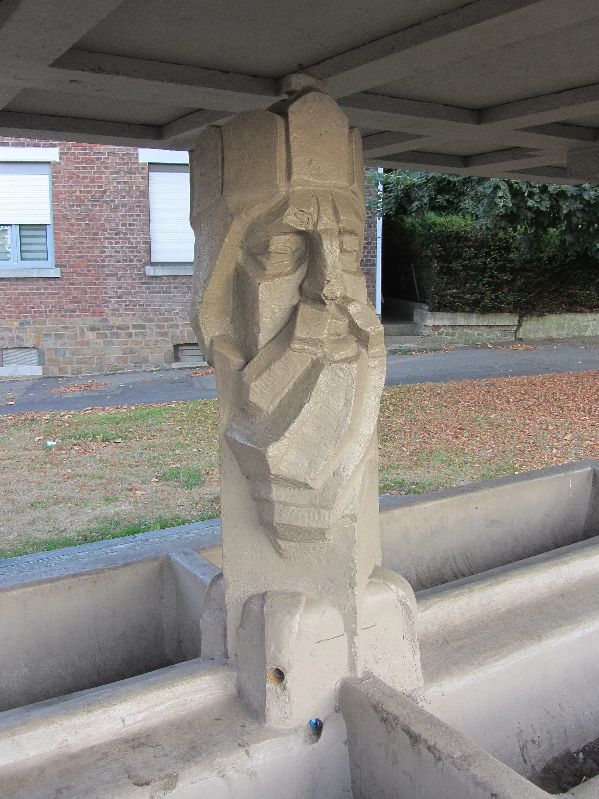 Photo showing: Jupille-sur-Meuse, lavoir public Charlemagne construit en 1924 au coin de la rue Jean Hermesse et de la rue des Trixhes. Le buste de Charlemagne a été sculpté par Oscar Berchmans. Le lavoir est dessiné par l'architecte Joseph Moutschen.