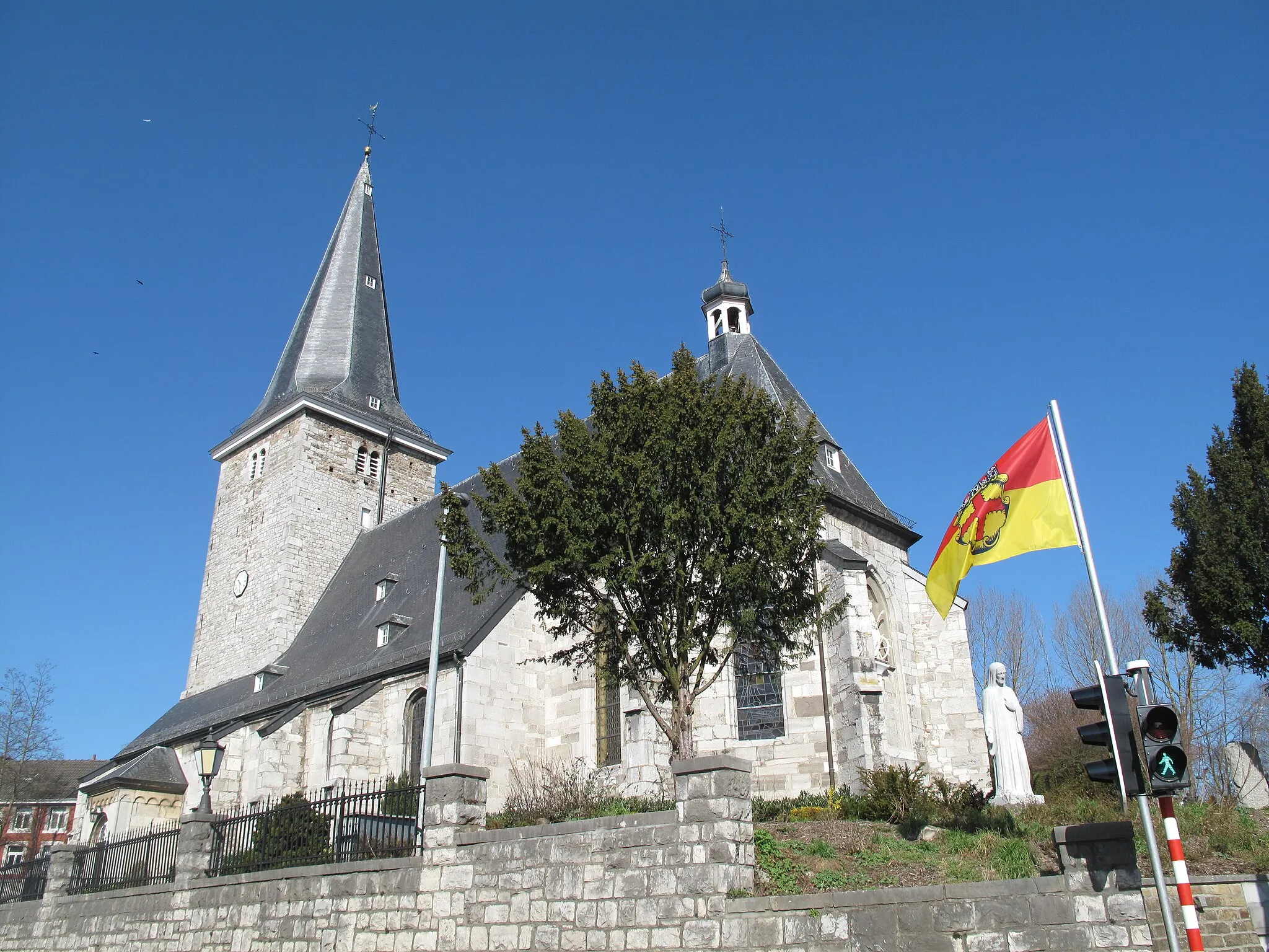 Photo showing: Kettenis, Saint Catherine's Church, with the municipal flag of Eupen