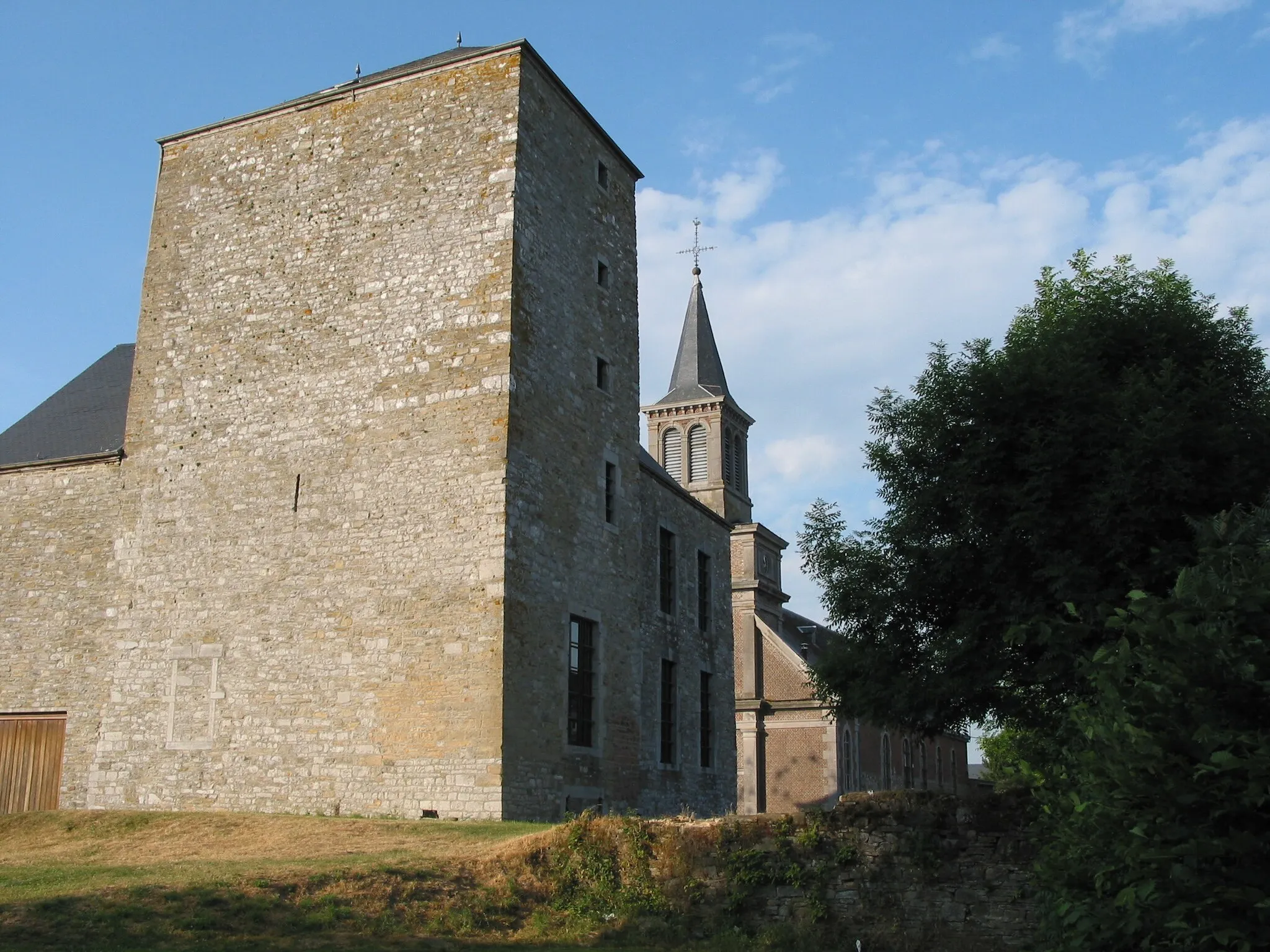 Photo showing: Ouffet (Belgium), the justice tower and the church.