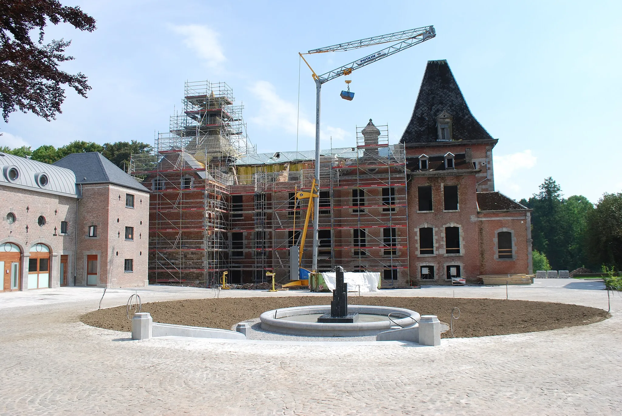 Photo showing: Vue des travaux au château de Plainevaux (Neupré, province de Liège, Belgique)