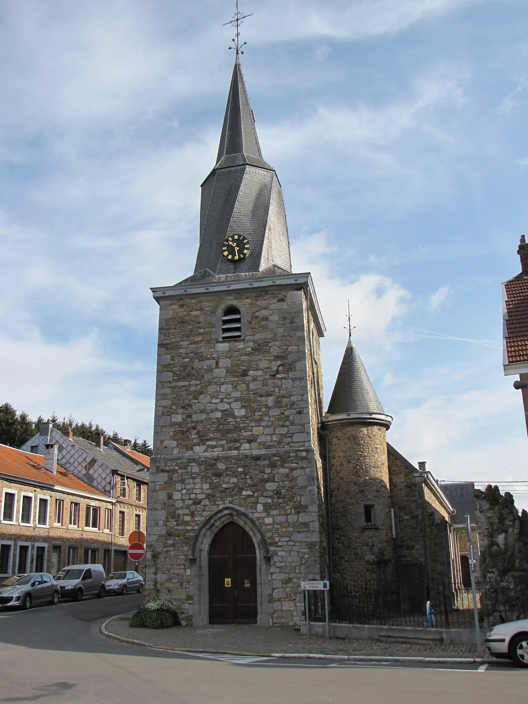 Photo showing: L’église remonte à 1450 et transformée à plusieurs reprises. La forme hélicoïdale se rencontre dans d’autres villages de la région et serait adaptée à la résistance aux vents.