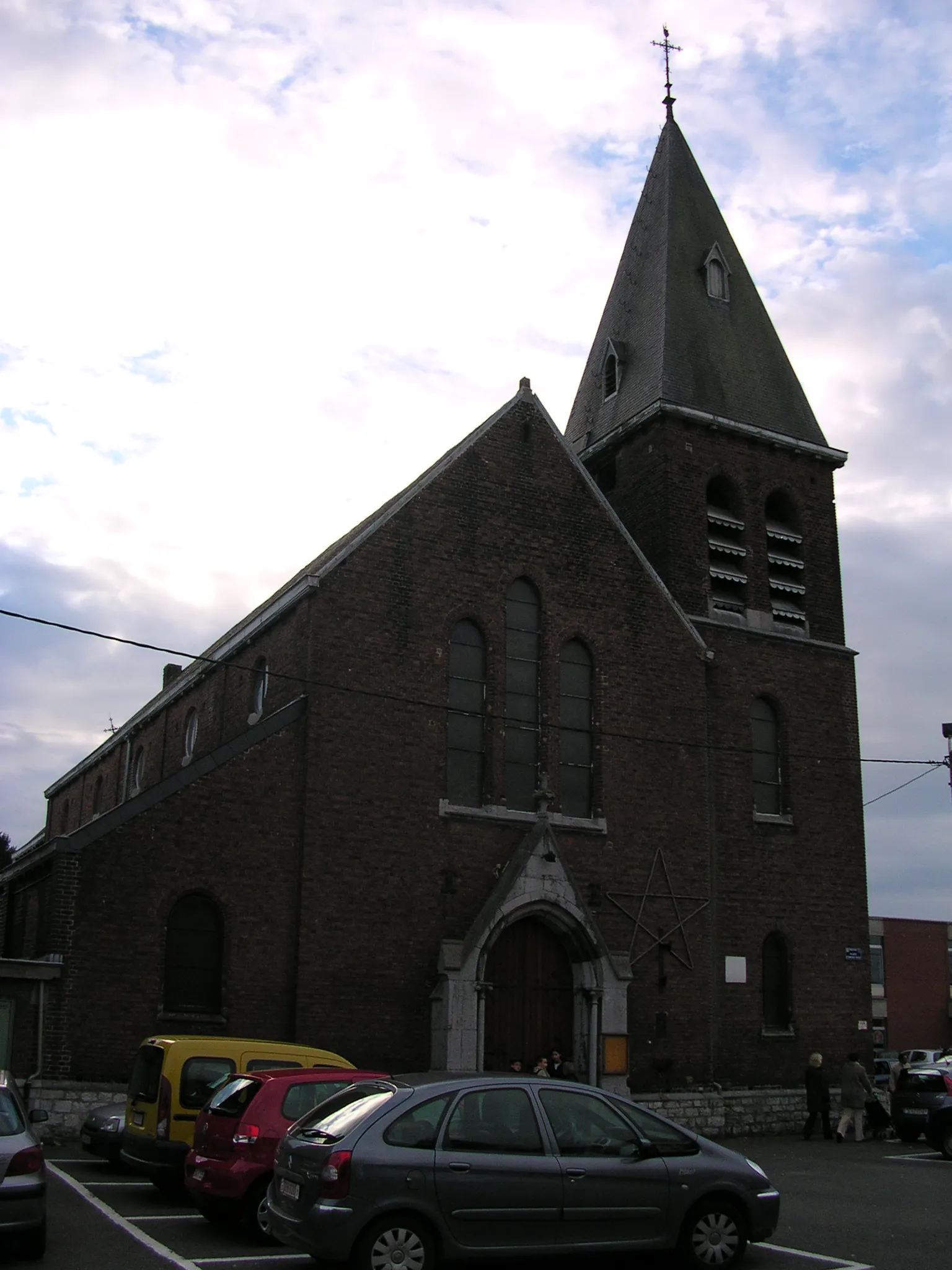 Photo showing: Beyne-Heusay, Kirche 2

(Ich habe 2 Kirchen in Beyne-Heusay gefunden, weiß aber nicht wie sie heißen. Diese war auf der Queue-du-bois-Seite der Durchgangsstraße, gegenüber der Sporthalle - bitte editiert die Beschreibung)