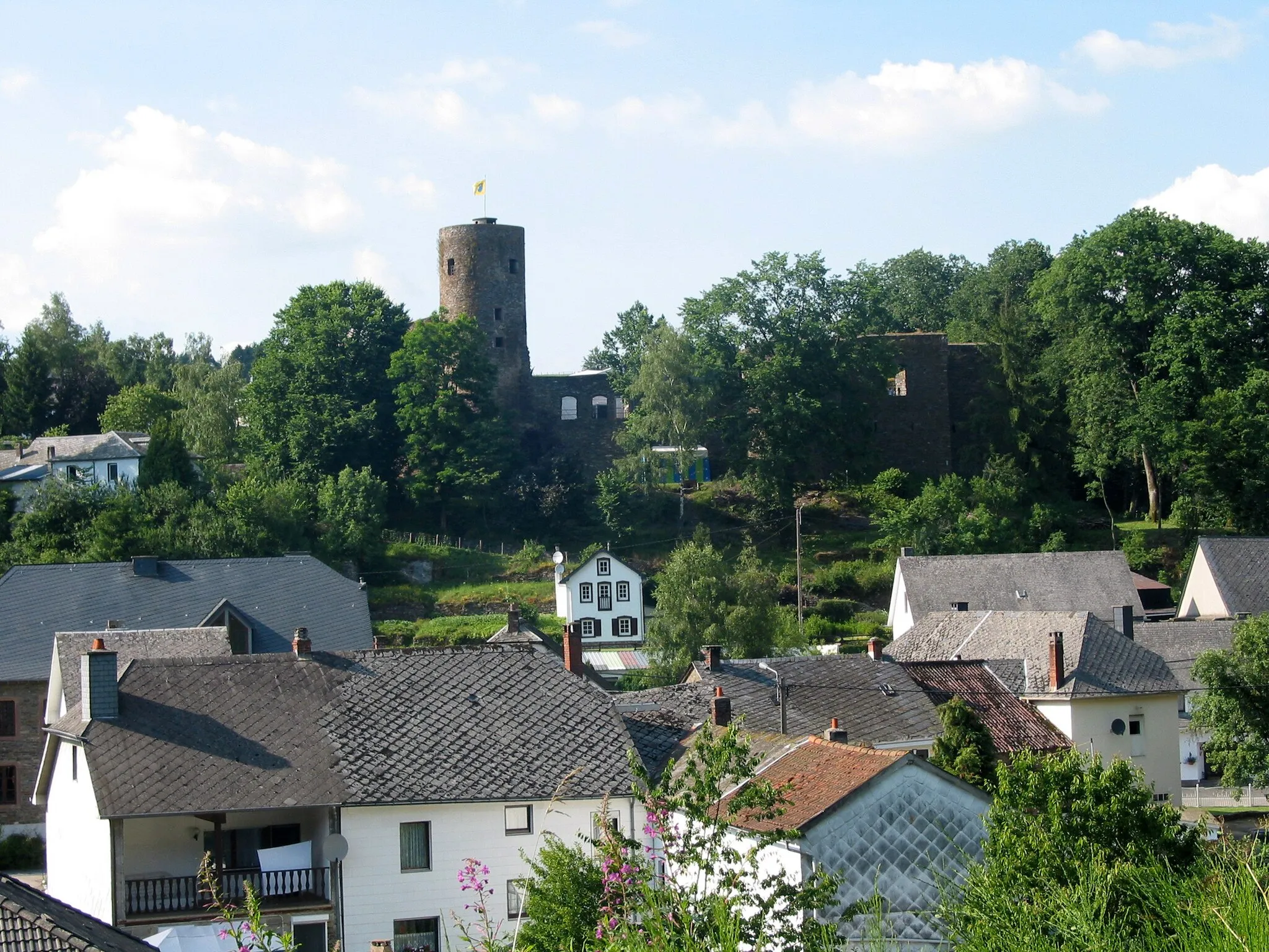 Photo showing: Burg-Reuland (Belgium), the village and the old fortified castle (XIII - XIVth centuries).