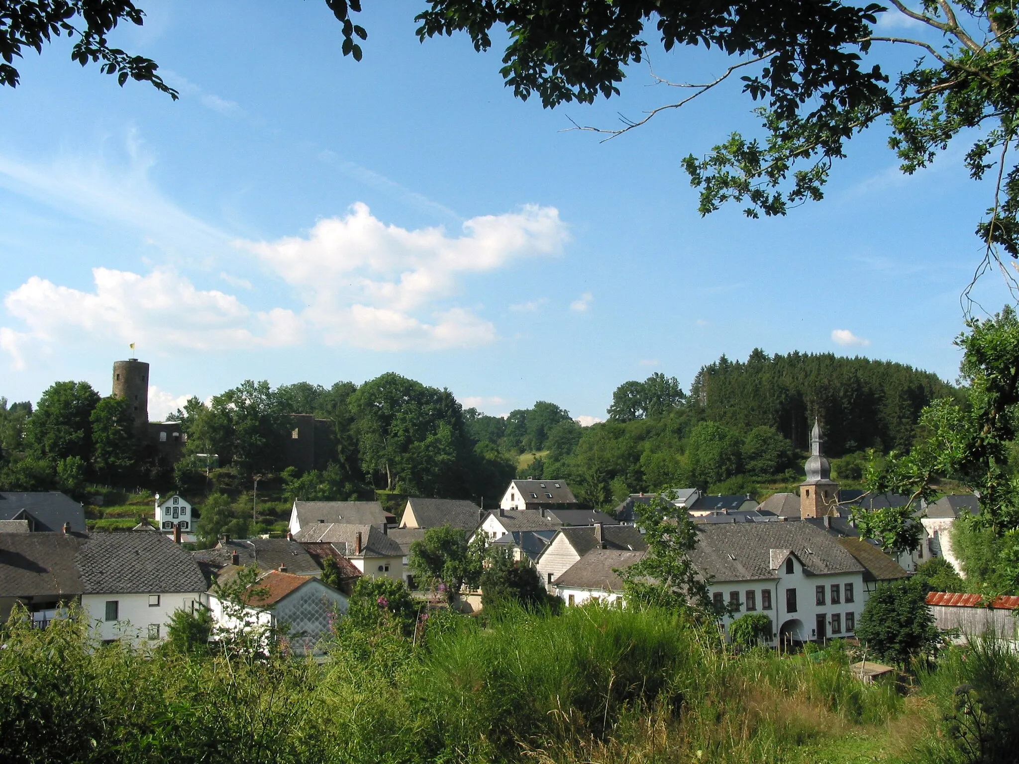 Photo showing: Burg-Reuland (Belgium), the village and the old fortified castle (XIII - XIVth centuries).