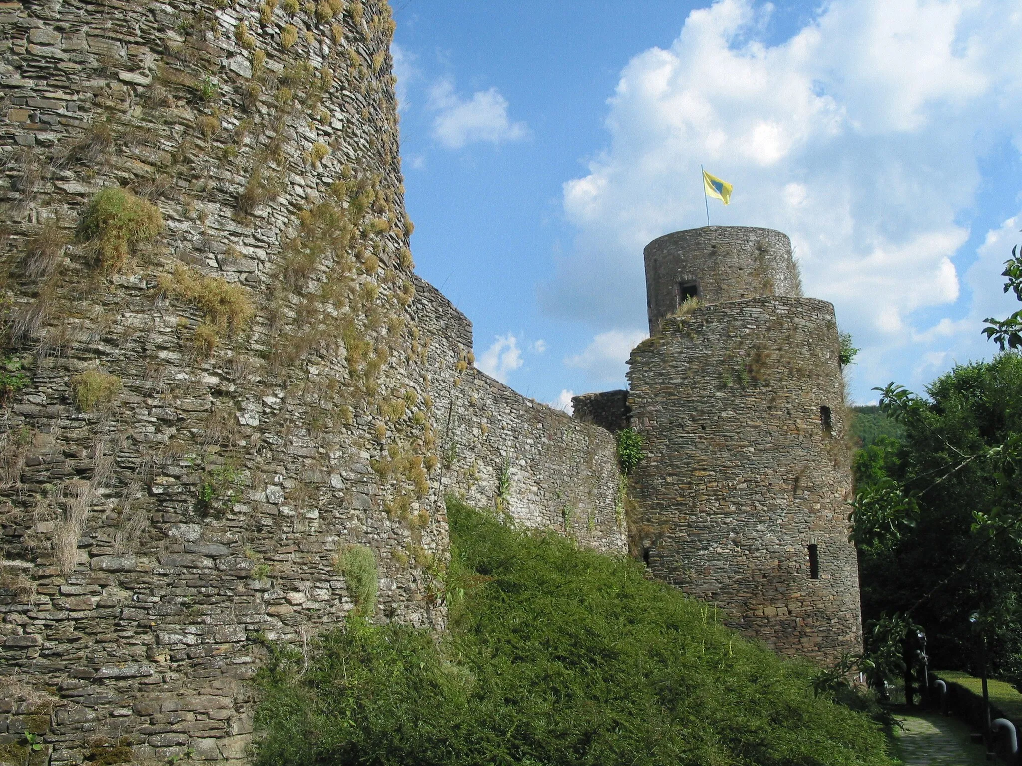 Photo showing: Burg-Reuland (Belgium), the old fortified castle (XIII - XIVth centuries).