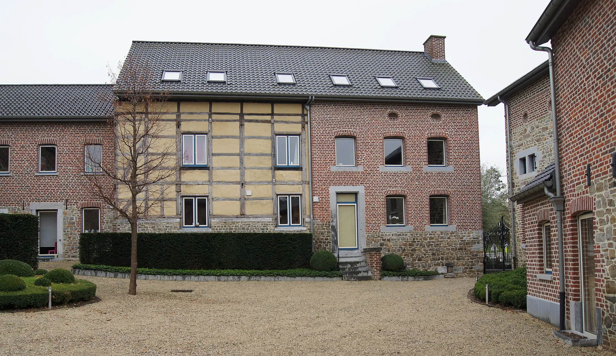 Photo showing: Blegny (Trembleur), Belgium: New houses in old Court Yard