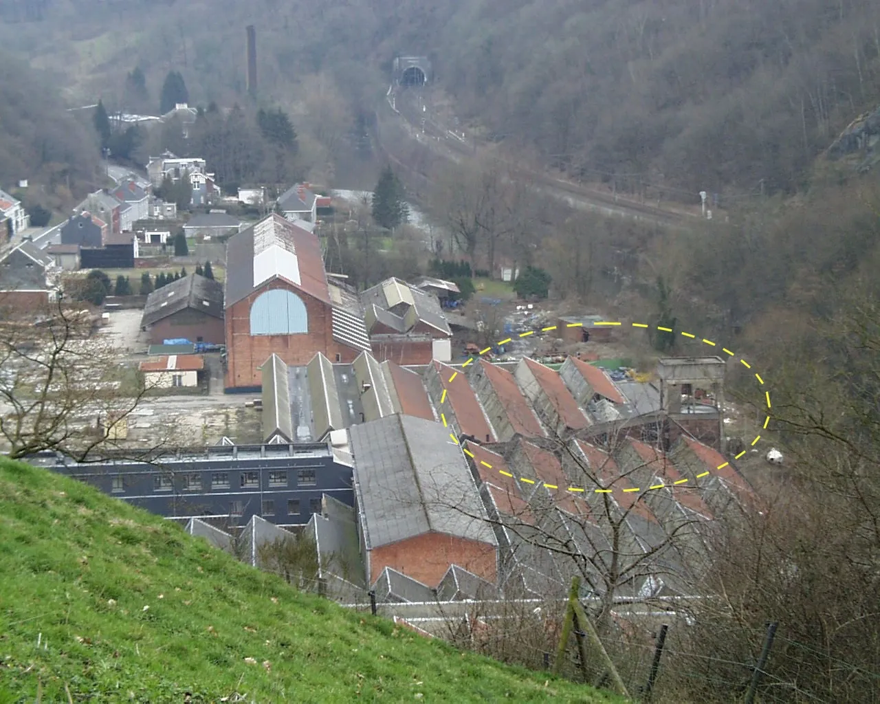 Photo showing: Vue prise en 2004 de ce qui reste de l'usine Imperia de Nessonvaux (Belgique). Dans l'ellipse en jaune, on aperçoit un bout de la piste d'essais construite en 1928 avec le château d'eau au virage.

Photo perso J. THURION (Belgavox)