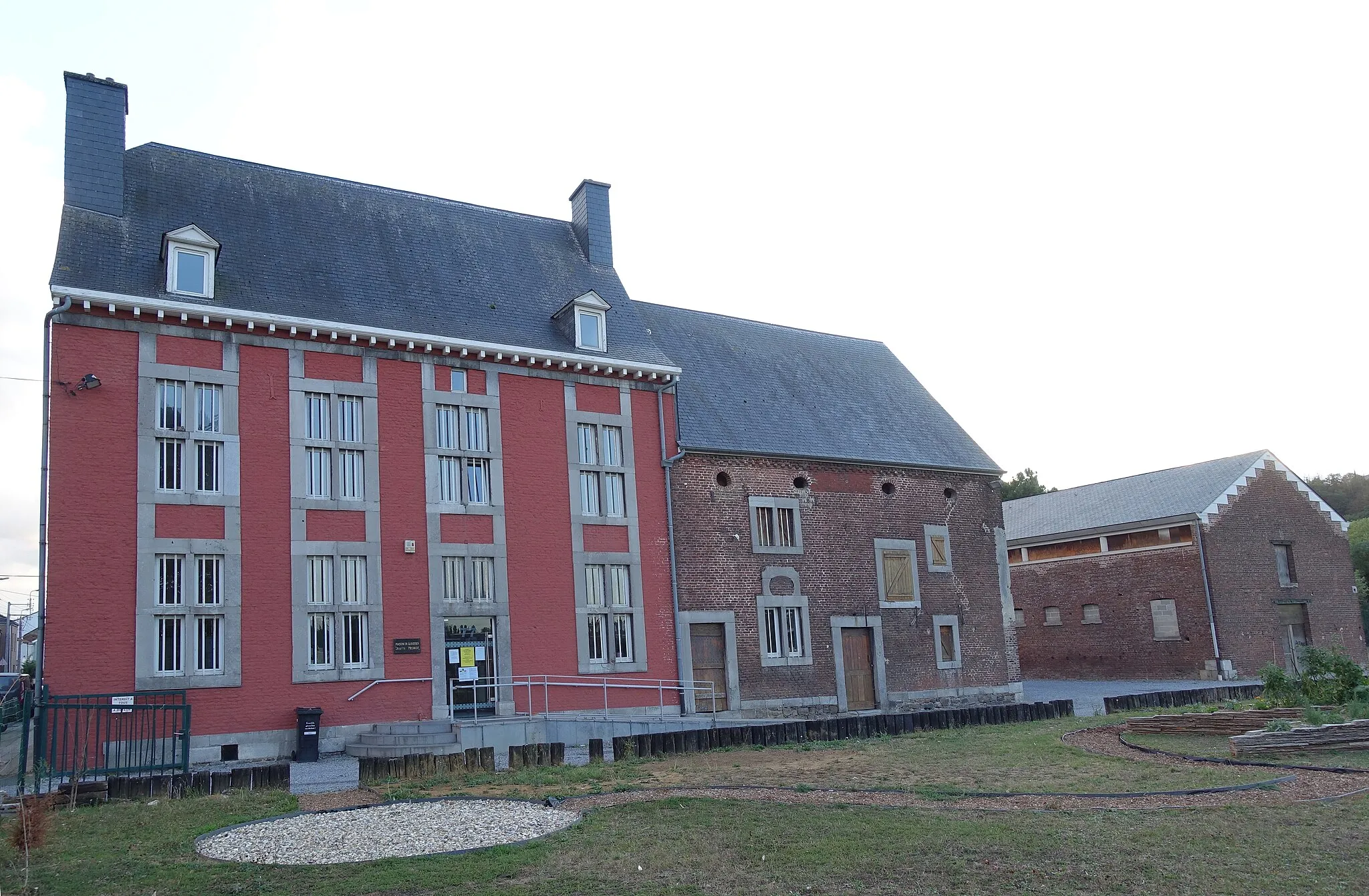 Photo showing: Ferme Christophe, maison de Quartier à Vivegnis,  autrefois partie de l'abbaye cistercienne de Vivegnis, monument classé 62079-CLT-0008-01