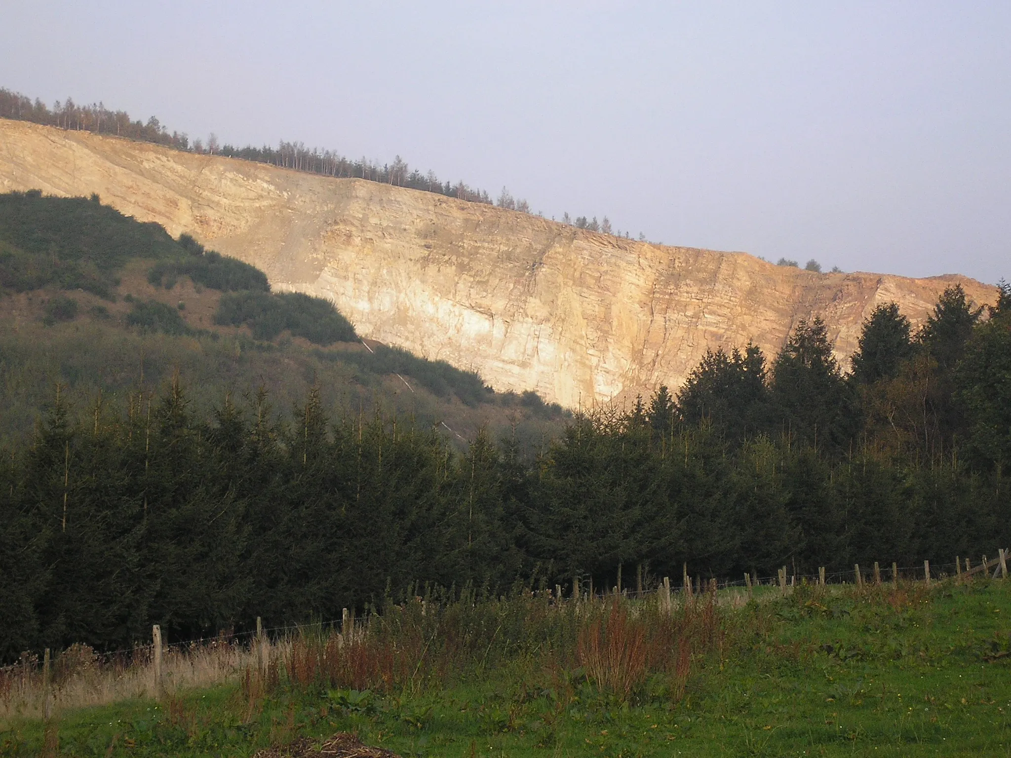 Photo showing: Steinbruch im Warchennetal, Waimes, East Belgium