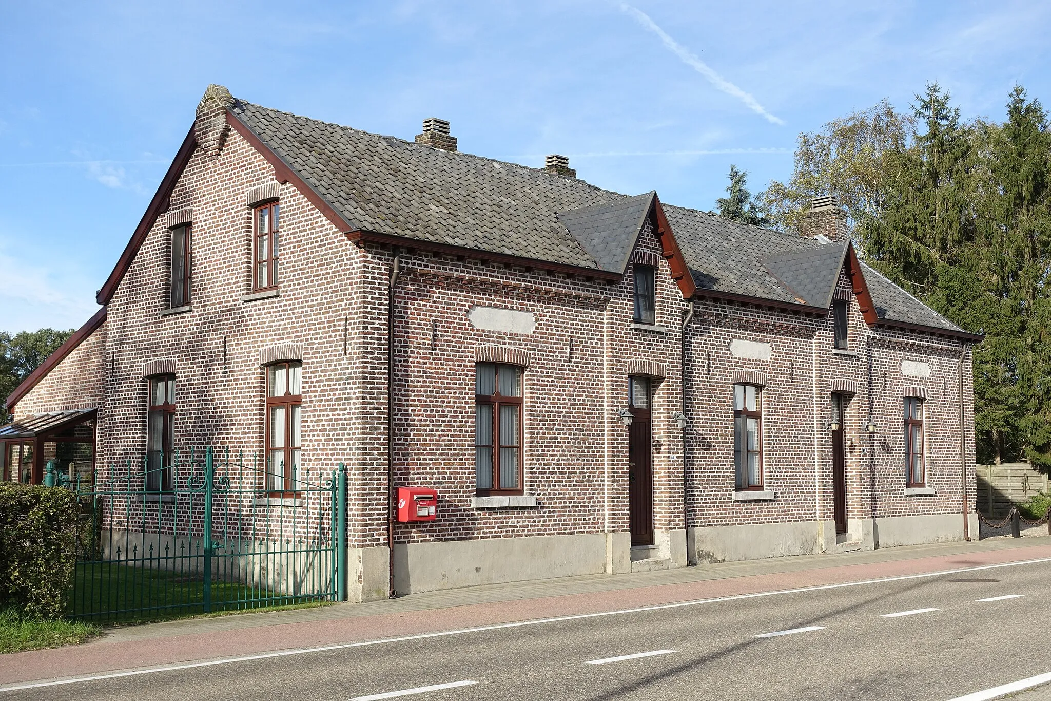 Photo showing: Gebouw van voormalig café en winkel van rond eeuwwisseling 19de-20ste eeuw  bij het vroeger station van Eksel (Hechtel-Eksel).