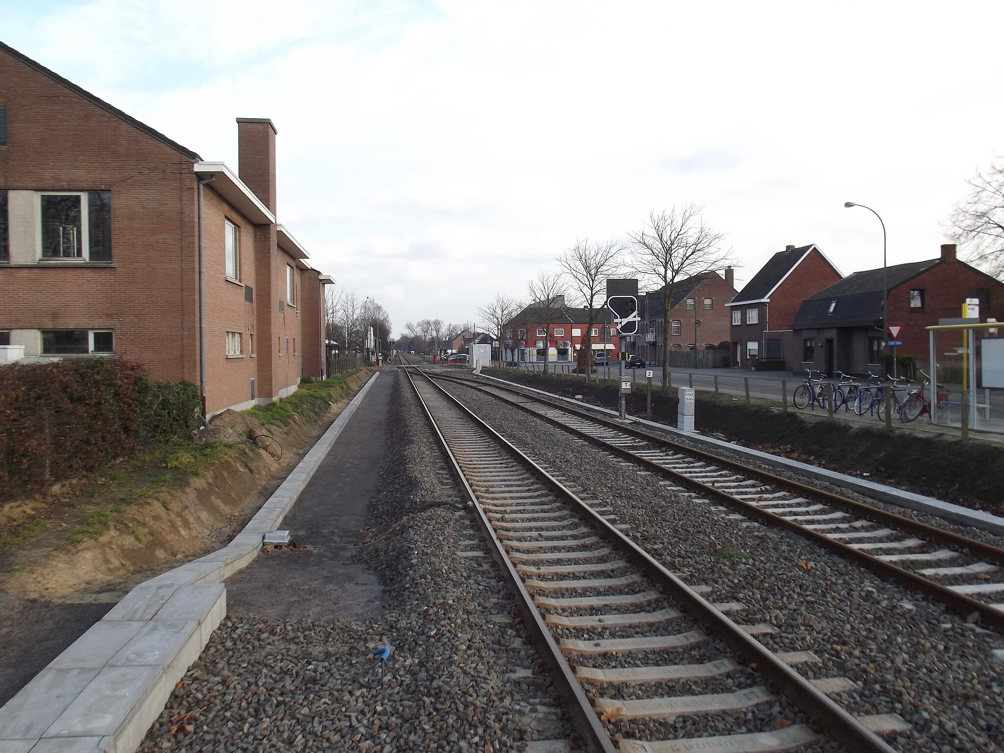 Photo showing: Hamont station richting Nederland. Het oude perron langs het gebouw en fietsenstalling achter is weggehaald.