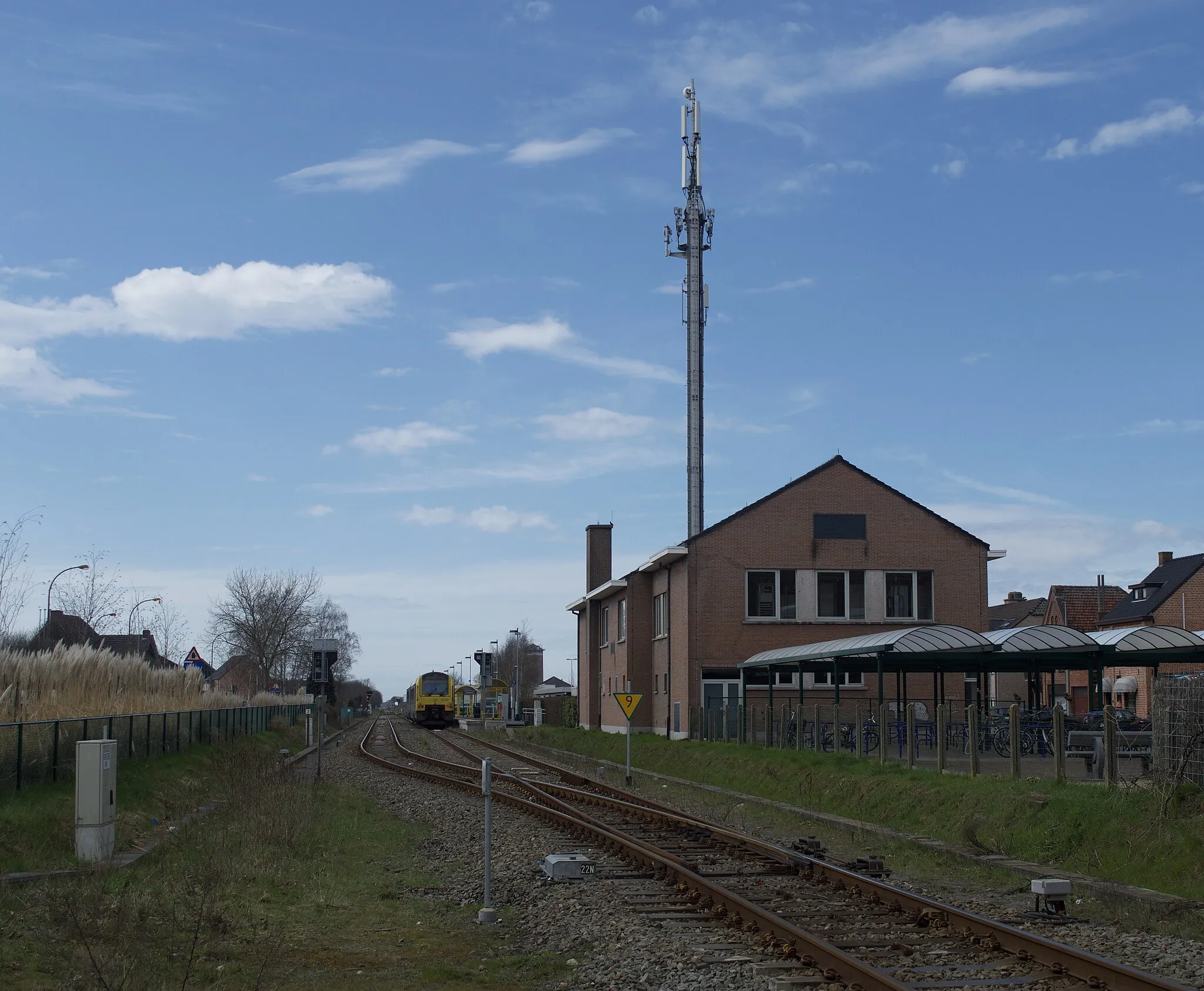 Photo showing: April 2014 saw passenger services extended on the non-electrified route from Neerpelt to Hamont. A single platform with basic facilities of a waiting shelter and automatic ticket machine are probably sufficient for the hourly InterCity service to Antwerpen Centrraal. Seen here before departure is class 41 2-car DMU no. 4180 on  train  IC4335, 14:21 Hamont to Antwerpen Centraal.  Photo taken on 3 April 2018.

The line continues towards the direction behind the camera to Weert in the Netherlands and the line is currently freight only. At the time of writing (April 2018) plans to extend passenger services to connect up to the Dutch rail passenger network had been formally agreed.