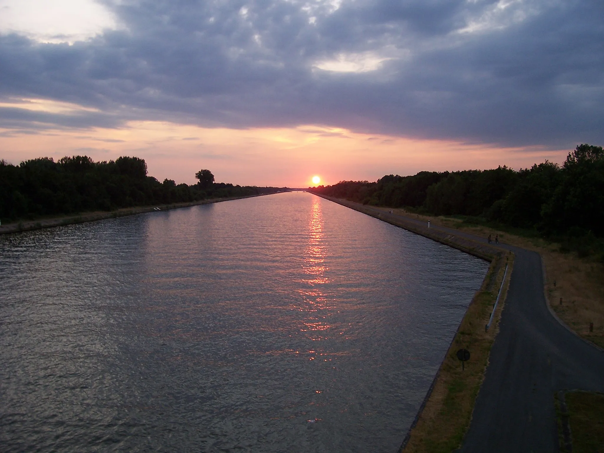 Photo showing: the Albert Canal in Belgium, picture taken from the Kuringen-bridge in Hasselt.

(Photographer: Sven Vaes, picture taken anno july 2006)