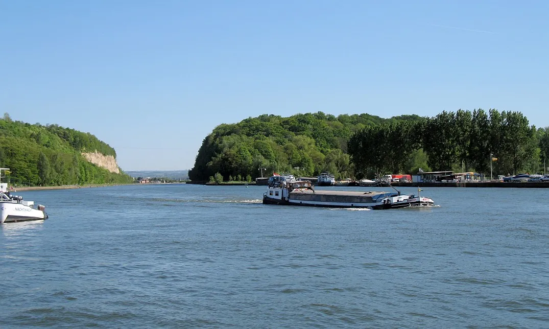 Photo showing: South-east view on the Albert Canal in Kanne, Belgium