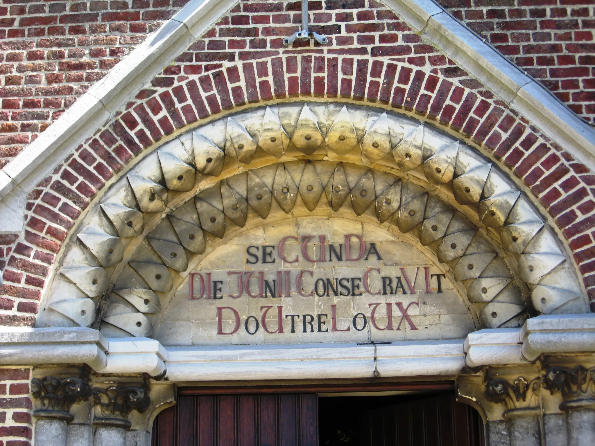Photo showing: Chronogram above the entrance of the church in Spalbeek, Limburg, Belgium