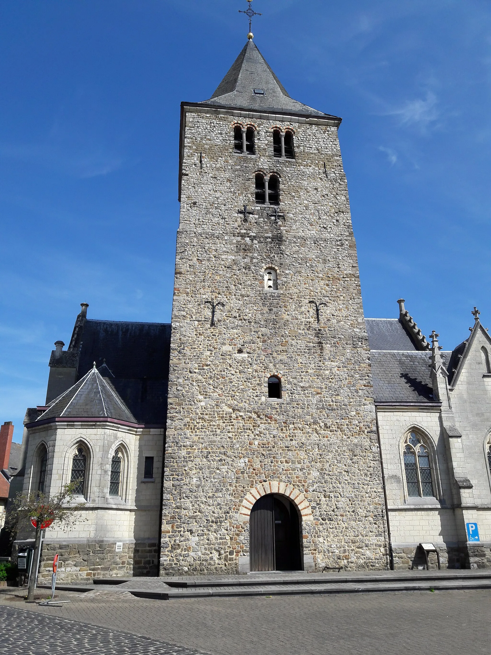 Photo showing: Saint John the Baptist church. Different styles. Romanesque tower.