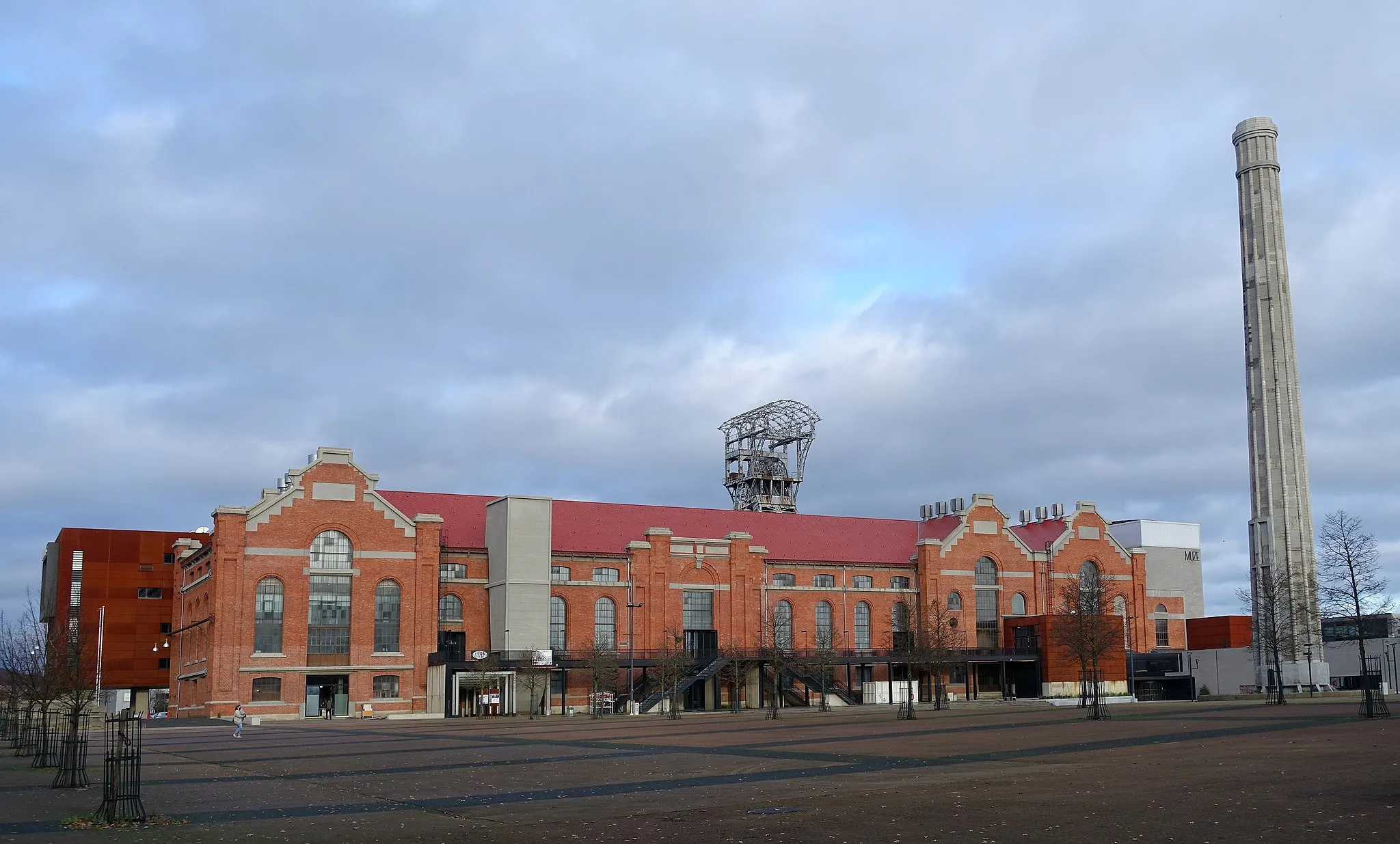 Photo showing: Steenkoolmijn van Zolder: ophaalmachine- en compressorengebouw met Monnoyerschoorsteen. Situatie na renovatie en integratie van Cultuurcentrum Muze. Gelegen aan het Marktplein