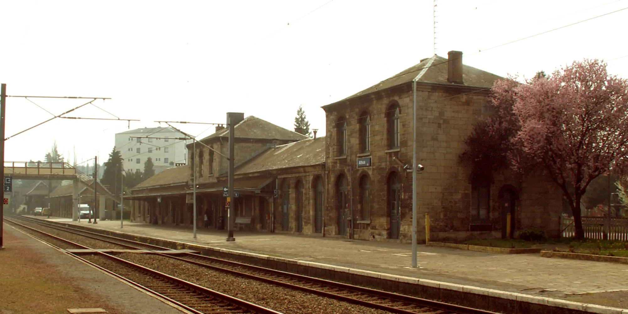 Photo showing: Athus station, as seen from the tracks. The building is not more used for commercial purpose. Passengers should buy their ticket in the train.