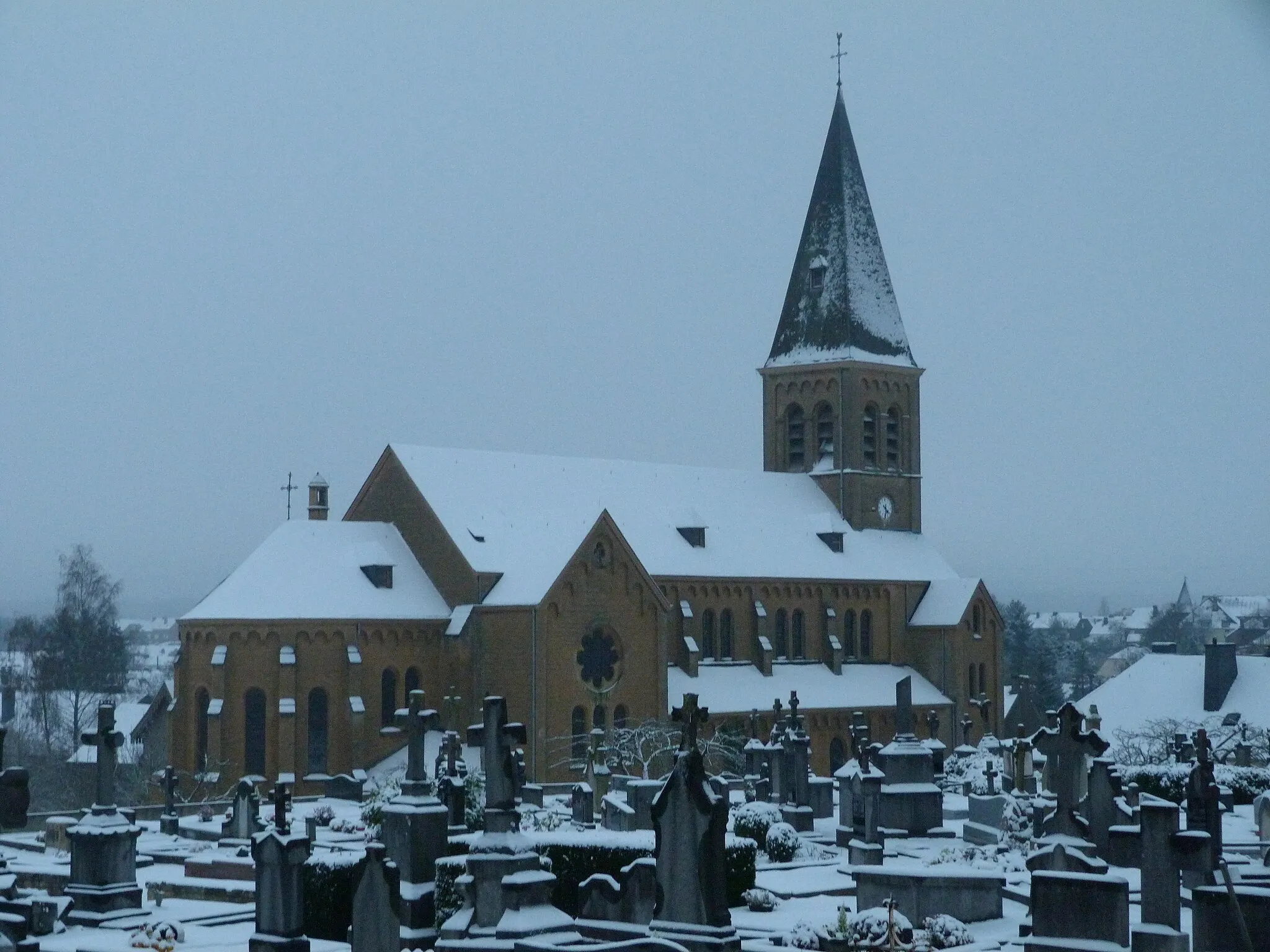 Photo showing: Vue de dos de l'église d'Aubange sous la neige